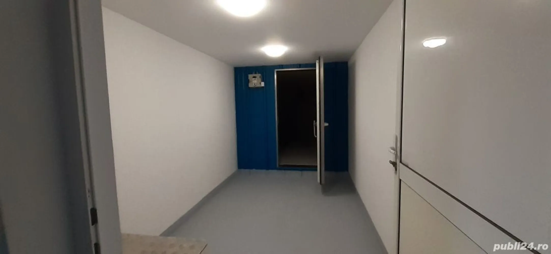 vanzare cladire catering laborator cofetarie bucatarie - Proprietarul va propune spre vanzare o cladire multifunctionala de 465 mp, în apropriere de stadionul Giulesti. Edificata in anul 2006 cu simt de raspundere, nu pentru a fi vanduta, regimul de inaltime P+1E+M, pe teren in suprafata de 403 mp, deschidere la strada de 14 m amprenta la sol de 155 mp, curte betonata in suprafata de 200 mp.
Locația este pretabila pentru bucătăria catering, laborator cofetarie, service echipamente, birouri, magazin online, etc. 
Compartimentare interioara:
La parter : Recepție, vestiare personal, baie, grup sanitar, spatii de producție depozitare 
La etaj 1: Birou, bucătărie, baie, spatii de producție depozitare camera frigorifica
La etaj 2 : Dormitoare, baie, spatii tehnice,
Anexa : Spațiu tehnic depozitare grup sanitar
Total : 493 mp
Dotari cladire: tensiune 220V -380V, canal-apa, gaze, fibra optica , sistem de supraveghere, incalzire centralizata cu doua centrale și boiler cu acumulare de 120 l, aer condiționat , rafturi marfa, separator grăsimi, lift marfa, camera congelare 50 mc, instalatie frigorifica pentru camera frigorifica suplimentara , hote cu tubulatura exterioara, 4 cai de acces, etc.
Sistem constructiv: Cadre de beton armat zidarie caramida Porotherm și structura metalica termoizolatie 10 cm polistiren . Sarpanta de Lindab cu ferestre Velux. Tamplarie pvc cu geam termopan. Placari interioare cu Rigips . Pardoseala epoxi, gresie, parchet.
Curtea proprietatii are 220 mp, poarta acces de 6 m , pot fi parcate 3 auto în curte și 3 la strada. 

Avantaje: Accesul rapid la locatie din orice parte a orasului Bucuresti, pentru angajati, colaboratori, clienti, cu mijloacele de transport in comun. Spatiul este multifunctional, avand toate facilitatile desfasurarii unei activitati complete, inclusiv birouri sau locuinta la etaj si spatiu productie la parter.  

Vecinatati: Stadionul Giulesti (600m), Podul Grant (850m), Pasajul Basarab (400m), Metrou Crangasi (950m) Tramvai 11, 44 (200m) Tramvai 41 Autobuz 162,163,178 (900m) etc.