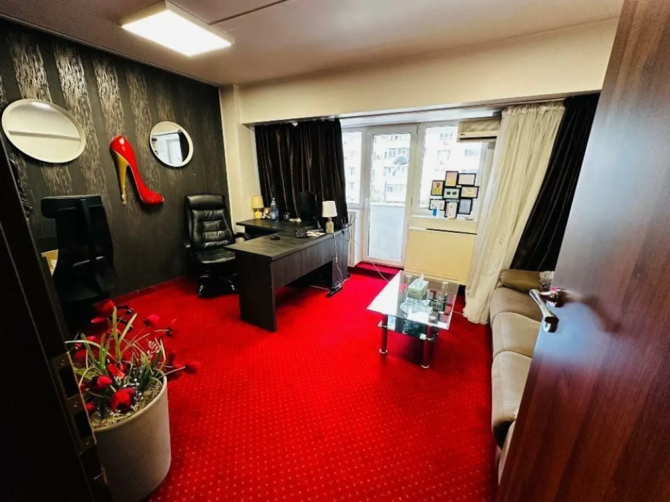 Studio videochat de vanzare/inchiriere in Bucuresti-ultracentral, Piata Victorie - Studio de videochat de vanzare / inchiriere in Bucuresti, ultracentral, Piata Victoriei.

701 mp, 15 camere amenajate lux, cu echipamente de ultima generatie, make-up, shower show, bucatarie, relaxare, birouri, meeting, tot pregatit la cheie si dotat. Se poate deschide activitatea imediat.

Optiuni disponibile:
1. cumparare dotari si echimentele 100.000 eur + chirie 7.000 eur lunar
2. cumparare imobil cu tot cu dotari si echimpamente - 1.200.000 eur