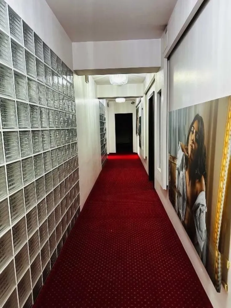 Studio videochat de vanzare/inchiriere in Bucuresti-ultracentral, Piata Victorie - Studio de videochat de vanzare / inchiriere in Bucuresti, ultracentral, Piata Victoriei.

701 mp, 15 camere amenajate lux, cu echipamente de ultima generatie, make-up, shower show, bucatarie, relaxare, birouri, meeting, tot pregatit la cheie si dotat. Se poate deschide activitatea imediat.

Optiuni disponibile:
1. cumparare dotari si echimentele 100.000 eur + chirie 7.000 eur lunar
2. cumparare imobil cu tot cu dotari si echimpamente - 1.200.000 eur
