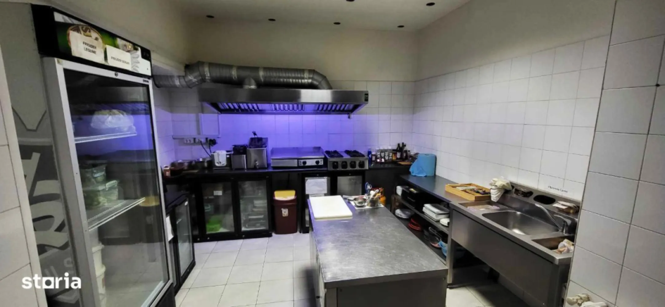 BRASADAS vinde Afacere la cheie Centrul Vechi Pub / Bistro. - Agenția imobiliara BRASADAS vinde afacere la cheie, situata in centrul vechi din Bucuresti, o zona cu un vad mare si cu o clientela deja formata.
Firma functioneaza din 2018, locatia este deschisa din 2020 si functioneaza in continuare. (Optional se poate preda fara firma)
Afacerea dispune de toate actele valabile necesare : Autorizatie de functionare, DSV, DSP, ISU, PRAM, ETC, iar firma nu are datorii.
La preluarea afacerii se ofera toate contactele furnizorilor cu discounturi avantajoase.
Spatiul are o suprafata de 158 mp cu bar si sala de mese, 2 bai pentru clienti, hol, bucatarie, spatiu de depozitare, birou, 2 bai pentru personal + cabina de dus.
Barul si bucataria dispun de toate echipamentele necesare pentru o functionare corecta.
Afacerea se preda cu tot echipamentul si cu toata marfa ramasa.
Pretul chiriei este de 3000 euro. (Usor negociabil)
Pentru mai multe oferte accesați www.brasadas.com.