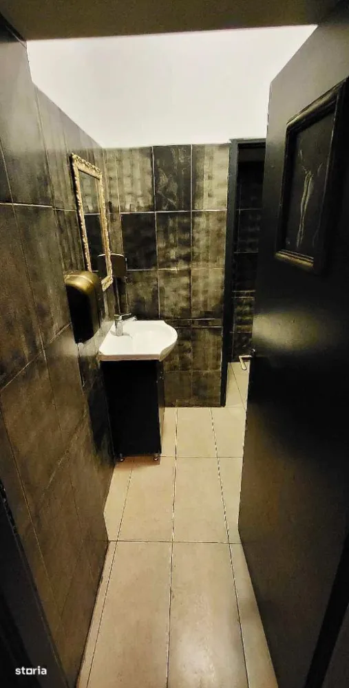BRASADAS vinde Afacere la cheie Centrul Vechi Pub / Bistro. - Agenția imobiliara BRASADAS vinde afacere la cheie, situata in centrul vechi din Bucuresti, o zona cu un vad mare si cu o clientela deja formata.
Firma functioneaza din 2018, locatia este deschisa din 2020 si functioneaza in continuare. (Optional se poate preda fara firma)
Afacerea dispune de toate actele valabile necesare : Autorizatie de functionare, DSV, DSP, ISU, PRAM, ETC, iar firma nu are datorii.
La preluarea afacerii se ofera toate contactele furnizorilor cu discounturi avantajoase.
Spatiul are o suprafata de 158 mp cu bar si sala de mese, 2 bai pentru clienti, hol, bucatarie, spatiu de depozitare, birou, 2 bai pentru personal + cabina de dus.
Barul si bucataria dispun de toate echipamentele necesare pentru o functionare corecta.
Afacerea se preda cu tot echipamentul si cu toata marfa ramasa.
Pretul chiriei este de 3000 euro. (Usor negociabil)
Pentru mai multe oferte accesați www.brasadas.com.
