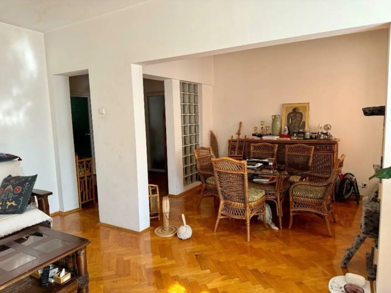 Apartament cu 4 camere in Pajura - Apartament cu 4 Camere în Pajura - Zona Verde şi Liniştită!

Descoperiţi confortul şi eleganţa acestui apartament spaţios de 4 camere, situat în Pajura, o zonă verde şi retrasă, perfectă pentru cei care caută un loc liniştit, departe de agitaţia străzii principale. Acest apartament, situat la etajul 3/3 al unui imobil bine întreţinut şi izolat termic, oferă toate facilităţile de care aveţi nevoie pentru un trai confortabil.

 Detalii Apartament:
- Suprafaţă totală: 116mp
- 4 Camere: 
- â 2 dormitoare 
- â living 
- â dining
- Bucătărie spaţioasă 
- Băi: 1 baie principală cu aerisire naturala (geam) ; 1 baie de serviciu
- Balcoane: 2 balcoane inchise
- Loc de parcare inclus
- Boxă: pentru depozitare suplimentară 
- Mobilare: se vinde parţial mobilat
- Sistem de încălzire: centrală proprie
- Ferestre termopane
- apometre instalate

Avantaje şi Facilităţi:
- Localizare: într-o zonă verde şi liniştită, ideală pentru familii
 - 5 minute distanţă de Casa Presei 
 - 15 minute distanţa de Băneasa
 - 20 de minute distanţă de Piaţa Victoriei
- Acces rapid: aproape de metrou şi staţii de autobuz
- Facilităţi în apropiere: farmacii, Kaufland, Mega Image, şcoli şi grădiniţe, World Class, Gym, etc
- Bloc izolat termic 

Acest apartament vă oferă un spaţiu generos, luminos şi bine compartimentat, într-o comunitate prietenoasă şi bine deservită.

Direct proprietar! Pentru mai multe informaţii şi pentru a programa o vizionare, nu ezitaţi să ma contactaţi!
Maria -