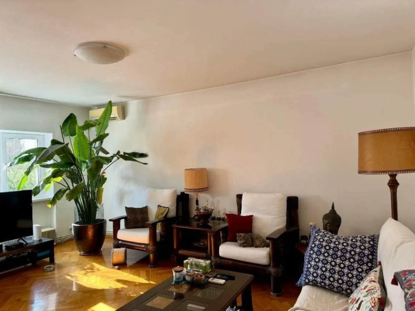 Apartament cu 4 camere in Pajura - Apartament cu 4 Camere în Pajura - Zona Verde şi Liniştită!

Descoperiţi confortul şi eleganţa acestui apartament spaţios de 4 camere, situat în Pajura, o zonă verde şi retrasă, perfectă pentru cei care caută un loc liniştit, departe de agitaţia străzii principale. Acest apartament, situat la etajul 3/3 al unui imobil bine întreţinut şi izolat termic, oferă toate facilităţile de care aveţi nevoie pentru un trai confortabil.

 Detalii Apartament:
- Suprafaţă totală: 116mp
- 4 Camere: 
- â 2 dormitoare 
- â living 
- â dining
- Bucătărie spaţioasă 
- Băi: 1 baie principală cu aerisire naturala (geam) ; 1 baie de serviciu
- Balcoane: 2 balcoane inchise
- Loc de parcare inclus
- Boxă: pentru depozitare suplimentară 
- Mobilare: se vinde parţial mobilat
- Sistem de încălzire: centrală proprie
- Ferestre termopane
- apometre instalate

Avantaje şi Facilităţi:
- Localizare: într-o zonă verde şi liniştită, ideală pentru familii
 - 5 minute distanţă de Casa Presei 
 - 15 minute distanţa de Băneasa
 - 20 de minute distanţă de Piaţa Victoriei
- Acces rapid: aproape de metrou şi staţii de autobuz
- Facilităţi în apropiere: farmacii, Kaufland, Mega Image, şcoli şi grădiniţe, World Class, Gym, etc
- Bloc izolat termic 

Acest apartament vă oferă un spaţiu generos, luminos şi bine compartimentat, într-o comunitate prietenoasă şi bine deservită.

Direct proprietar! Pentru mai multe informaţii şi pentru a programa o vizionare, nu ezitaţi să ma contactaţi!
Maria -