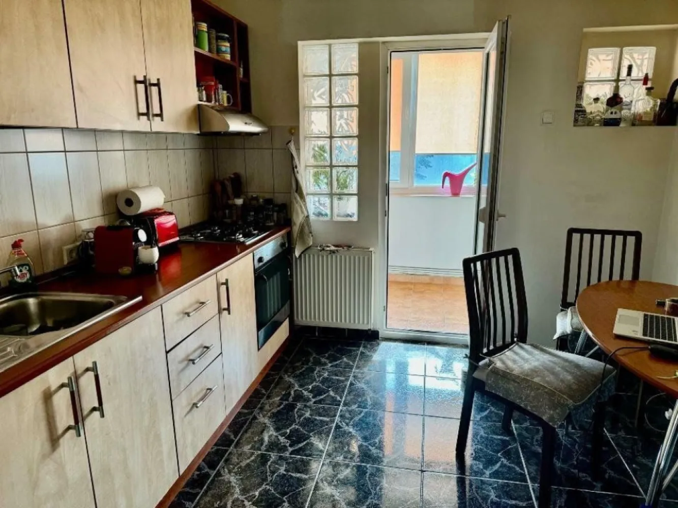 Apartament cu 4 camere in Pajura - Apartament cu 4 Camere în Pajura - Zona Verde şi Liniştită!

Descoperiţi confortul şi eleganţa acestui apartament spaţios de 4 camere, situat în Pajura, o zonă verde şi retrasă, perfectă pentru cei care caută un loc liniştit, departe de agitaţia străzii principale. Acest apartament, situat la etajul 3/3 al unui imobil bine întreţinut şi izolat termic, oferă toate facilităţile de care aveţi nevoie pentru un trai confortabil.

 Detalii Apartament:
- Suprafaţă totală: 116mp
- 4 Camere: 
- â 2 dormitoare 
- â living 
- â dining
- Bucătărie spaţioasă 
- Băi: 1 baie principală cu aerisire naturala (geam) ; 1 baie de serviciu
- Balcoane: 2 balcoane inchise
- Loc de parcare inclus
- Boxă: pentru depozitare suplimentară 
- Mobilare: se vinde parţial mobilat
- Sistem de încălzire: centrală proprie
- Ferestre termopane
- apometre instalate

Avantaje şi Facilităţi:
- Localizare: într-o zonă verde şi liniştită, ideală pentru familii
 - 5 minute distanţă de Casa Presei 
 - 15 minute distanţa de Băneasa
 - 20 de minute distanţă de Piaţa Victoriei
- Acces rapid: aproape de metrou şi staţii de autobuz
- Facilităţi în apropiere: farmacii, Kaufland, Mega Image, şcoli şi grădiniţe, World Class, Gym, etc
- Bloc izolat termic 

Acest apartament vă oferă un spaţiu generos, luminos şi bine compartimentat, într-o comunitate prietenoasă şi bine deservită.

Direct proprietar! Pentru mai multe informaţii şi pentru a programa o vizionare, nu ezitaţi să ma contactaţi!
Maria -