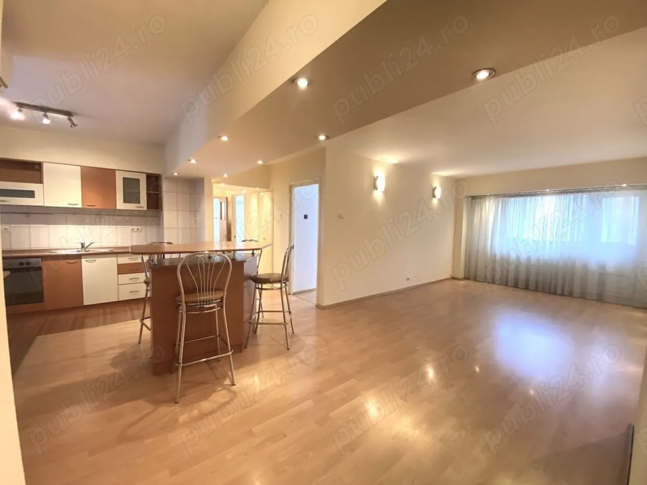 Apartament 4 camere, Bucuresti, Militari, Iuliu Maniu - Apusului - Un apartament cu totul special , au spus absolut toti prietenii nostri care ne-au calcat pragul de-a lungul vremii. Suntem proprietarii acestui apartament inca de dinainte ca blocul sa fie construit(da, asa era pe vremea aceea) iar acum a venit vremea sa lasam si pe altii sa se bucure de el.

Un living imens cu bucatarie deschisa, trei dormitoare, doua bai, o camara, o debara si trei balcoane generoase, suprafata totala de 101.4 mp. Cea mai mare parte a apartamentului este cu fata la soare, fiind inundat de lumina naturala. Balcoanele inchise dau un plus natural de caldura iarna, de racoare vara si de liniste de parca nu ai zice nicicum ca blocul este la bulevard. Da, blocul este chiar la bulevard, un mare plus in inima cartierului Militari. Cand iesi de pe aleea blocului, indiferent ca o iei la stanga sau la dreapta, la doar 4 minute de mers pe jos ai metroul(Pacii sau Gorjului, noi suntem chiar intre statii), apoi ai liniile de autobuze si troleibuze chiar sub balcoane. Pentru cumparaturi zilnice trebuie doar sa traversezi bulevardul si intri direct intr-un Mega Image, cand ai nevoie de orice fel de medicamente la parterul blocului gasesti o adevarata salbă de farmacii, cam toate brandurile de pe piata. Ai nevoie sa scoti niste bani din bancomat, ai 4 banci la maxim 100 de metri distanta de bloc.

3 cofetarii, 3 saloane de infrumusetare, pietele Apusului si Gorjului la 5 minute de mers pe jos, practic ai aproape tot ce are nevoie o familie mare care locuieste in 4 camere. Desigur, mai ai privilegiul de a iesi din Bucuresti in doar cateva minute spre Autostrada catre Pitesti.

Am lasat la final poate cele mai importante informatii pentru familiile cu copii, anume ca variantele de scoli si gradinite(de stat ori private) sunt nenumarate, iar pentru a ajunge la ele nu trebuie sa te sui in masina, le gasesti in maxim 5 minute in orice directie ai merge. Masina poate ramane linistita in parcarea ADP, loc rezervat la mai putin de un minut de mers pe jos de la scara blocului.
Blocul este anvelopat de primarie, are camere de supraveghere la tot pasul, lumini cu senzori pe alee, un lift modern si curatenie cat cuprinde. Insa, poate cel mai important aspect este ca cei care il locuiesc, in mare parte, il locuiesc de cand a fost dat in folosinta, din generatie in generatie, asa cum si noi am mostenit apartamentul de la parintii nostri.
A sosit vremea acum sa ne intoarcem langa parinti, undeva la curte, si sa lasam pe altii sa se bucure de aceasta casa frumoasa. Noi ii spunem mai degraba casa, pentru ca avem vecini pe care ii vedem, cu care vorbim, schimbam ganduri si impresii, unii foarte tineri, altii la varsta parintilor nostri. Nu ne amintim sa fi vazut restante la intretinere si categoric niciodata nu am vazut sau auzit ca cineva sa cheme politia pentru deranj de orice natura.

Cam aceasta e povestea casei de care ne vom desparti cu greu, dar care suntem convinsi ca isi va gasi proprietari asa cum se cuvine. 

Cateva chestiuni tehnice:
- locuinta se poate vinde semimobilata sau fara mobilier
- in apartament exista conexiune la cablu Tv si conexiune prin fibra optica pentru internet
- aparatul imens de aer conditionat instalat in living face fata foarte bine daca este nevoie atat de aer rece cat si de aer cald in toata casa
- camara generoasa prinde extrem de bine oricarei gospodine
- retelele de curent(lumini si prize) si cea de termoficare NU sunt de cand este blocul, ci reinstalate de noi si pot fi folosite fara niciun fel de probleme pentru inca o viata de om. - cele 3 balcoane inchise, permit depozitarea tuturor lucrurilor pe care le strange o familie mare in foarte multi ani de zile.

- intregul spatiu al apartamentului a fost modificat si recompartimentat in timp(cu aprobarile legale necesare), dupa nevoile noastre.
- toata documentatia este pregatita pentru vanzarea in orice moment(apartamentul nu este locuit acum si poate fi vandut oricand), iar cumparatorii cu credit bancar nu sunt o problema pentru noi. 
Suntem proprietari, nu agentie, si va asteptam oricand la vizionare.