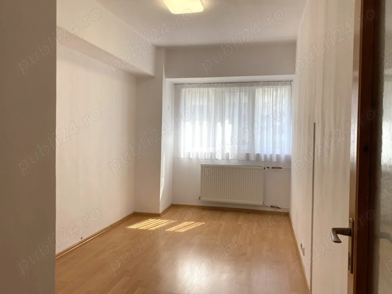 Apartament 4 camere, Bucuresti, Militari, Iuliu Maniu - Apusului - Un apartament cu totul special , au spus absolut toti prietenii nostri care ne-au calcat pragul de-a lungul vremii. Suntem proprietarii acestui apartament inca de dinainte ca blocul sa fie construit(da, asa era pe vremea aceea) iar acum a venit vremea sa lasam si pe altii sa se bucure de el.

Un living imens cu bucatarie deschisa, trei dormitoare, doua bai, o camara, o debara si trei balcoane generoase, suprafata totala de 101.4 mp. Cea mai mare parte a apartamentului este cu fata la soare, fiind inundat de lumina naturala. Balcoanele inchise dau un plus natural de caldura iarna, de racoare vara si de liniste de parca nu ai zice nicicum ca blocul este la bulevard. Da, blocul este chiar la bulevard, un mare plus in inima cartierului Militari. Cand iesi de pe aleea blocului, indiferent ca o iei la stanga sau la dreapta, la doar 4 minute de mers pe jos ai metroul(Pacii sau Gorjului, noi suntem chiar intre statii), apoi ai liniile de autobuze si troleibuze chiar sub balcoane. Pentru cumparaturi zilnice trebuie doar sa traversezi bulevardul si intri direct intr-un Mega Image, cand ai nevoie de orice fel de medicamente la parterul blocului gasesti o adevarata salbă de farmacii, cam toate brandurile de pe piata. Ai nevoie sa scoti niste bani din bancomat, ai 4 banci la maxim 100 de metri distanta de bloc.

3 cofetarii, 3 saloane de infrumusetare, pietele Apusului si Gorjului la 5 minute de mers pe jos, practic ai aproape tot ce are nevoie o familie mare care locuieste in 4 camere. Desigur, mai ai privilegiul de a iesi din Bucuresti in doar cateva minute spre Autostrada catre Pitesti.

Am lasat la final poate cele mai importante informatii pentru familiile cu copii, anume ca variantele de scoli si gradinite(de stat ori private) sunt nenumarate, iar pentru a ajunge la ele nu trebuie sa te sui in masina, le gasesti in maxim 5 minute in orice directie ai merge. Masina poate ramane linistita in parcarea ADP, loc rezervat la mai putin de un minut de mers pe jos de la scara blocului.
Blocul este anvelopat de primarie, are camere de supraveghere la tot pasul, lumini cu senzori pe alee, un lift modern si curatenie cat cuprinde. Insa, poate cel mai important aspect este ca cei care il locuiesc, in mare parte, il locuiesc de cand a fost dat in folosinta, din generatie in generatie, asa cum si noi am mostenit apartamentul de la parintii nostri.
A sosit vremea acum sa ne intoarcem langa parinti, undeva la curte, si sa lasam pe altii sa se bucure de aceasta casa frumoasa. Noi ii spunem mai degraba casa, pentru ca avem vecini pe care ii vedem, cu care vorbim, schimbam ganduri si impresii, unii foarte tineri, altii la varsta parintilor nostri. Nu ne amintim sa fi vazut restante la intretinere si categoric niciodata nu am vazut sau auzit ca cineva sa cheme politia pentru deranj de orice natura.

Cam aceasta e povestea casei de care ne vom desparti cu greu, dar care suntem convinsi ca isi va gasi proprietari asa cum se cuvine. 

Cateva chestiuni tehnice:
- locuinta se poate vinde semimobilata sau fara mobilier
- in apartament exista conexiune la cablu Tv si conexiune prin fibra optica pentru internet
- aparatul imens de aer conditionat instalat in living face fata foarte bine daca este nevoie atat de aer rece cat si de aer cald in toata casa
- camara generoasa prinde extrem de bine oricarei gospodine
- retelele de curent(lumini si prize) si cea de termoficare NU sunt de cand este blocul, ci reinstalate de noi si pot fi folosite fara niciun fel de probleme pentru inca o viata de om. - cele 3 balcoane inchise, permit depozitarea tuturor lucrurilor pe care le strange o familie mare in foarte multi ani de zile.

- intregul spatiu al apartamentului a fost modificat si recompartimentat in timp(cu aprobarile legale necesare), dupa nevoile noastre.
- toata documentatia este pregatita pentru vanzarea in orice moment(apartamentul nu este locuit acum si poate fi vandut oricand), iar cumparatorii cu credit bancar nu sunt o problema pentru noi. 
Suntem proprietari, nu agentie, si va asteptam oricand la vizionare.
