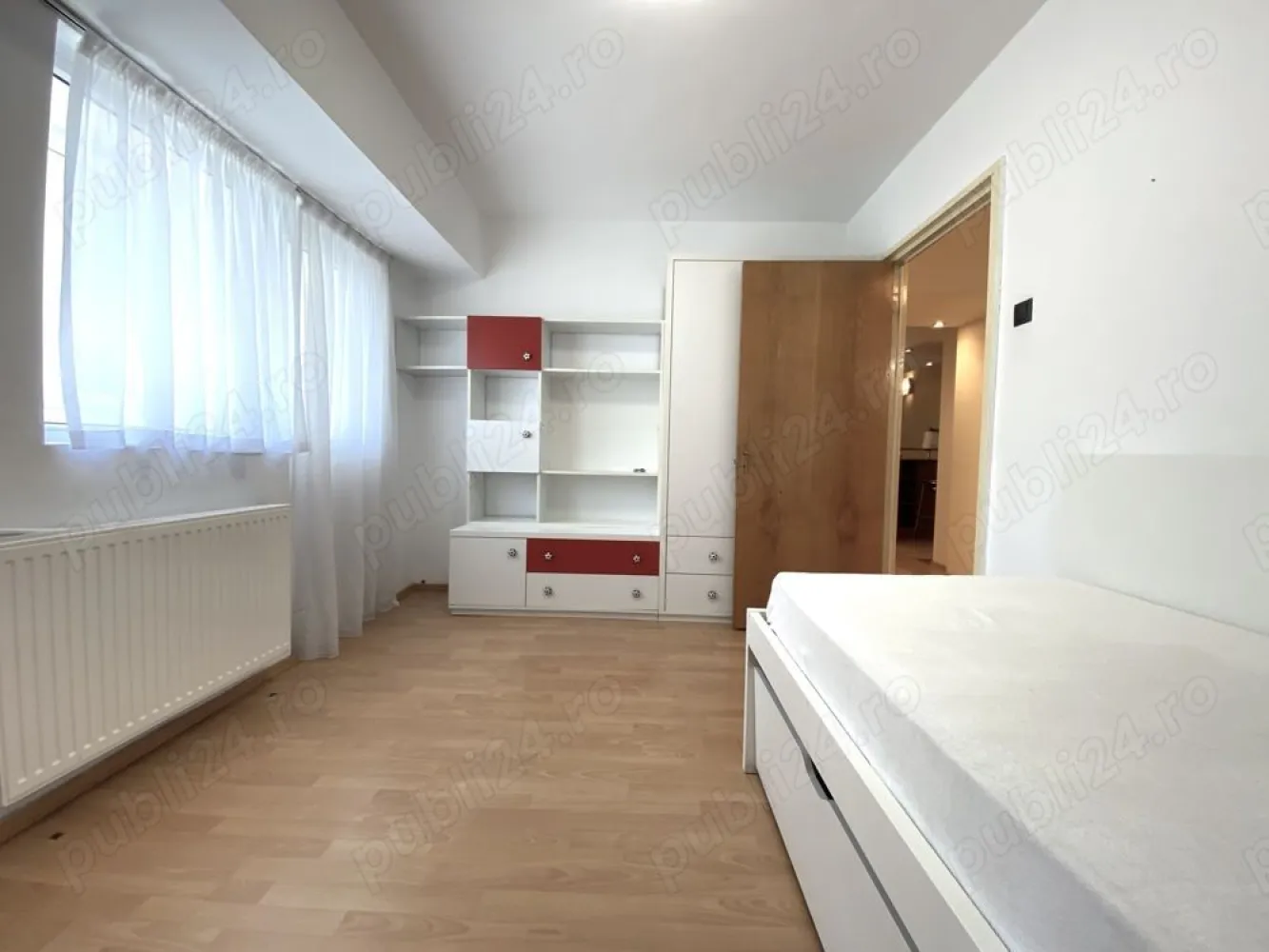 Apartament 4 camere, Bucuresti, Militari, Iuliu Maniu - Apusului - Un apartament cu totul special , au spus absolut toti prietenii nostri care ne-au calcat pragul de-a lungul vremii. Suntem proprietarii acestui apartament inca de dinainte ca blocul sa fie construit(da, asa era pe vremea aceea) iar acum a venit vremea sa lasam si pe altii sa se bucure de el.

Un living imens cu bucatarie deschisa, trei dormitoare, doua bai, o camara, o debara si trei balcoane generoase, suprafata totala de 101.4 mp. Cea mai mare parte a apartamentului este cu fata la soare, fiind inundat de lumina naturala. Balcoanele inchise dau un plus natural de caldura iarna, de racoare vara si de liniste de parca nu ai zice nicicum ca blocul este la bulevard. Da, blocul este chiar la bulevard, un mare plus in inima cartierului Militari. Cand iesi de pe aleea blocului, indiferent ca o iei la stanga sau la dreapta, la doar 4 minute de mers pe jos ai metroul(Pacii sau Gorjului, noi suntem chiar intre statii), apoi ai liniile de autobuze si troleibuze chiar sub balcoane. Pentru cumparaturi zilnice trebuie doar sa traversezi bulevardul si intri direct intr-un Mega Image, cand ai nevoie de orice fel de medicamente la parterul blocului gasesti o adevarata salbă de farmacii, cam toate brandurile de pe piata. Ai nevoie sa scoti niste bani din bancomat, ai 4 banci la maxim 100 de metri distanta de bloc.

3 cofetarii, 3 saloane de infrumusetare, pietele Apusului si Gorjului la 5 minute de mers pe jos, practic ai aproape tot ce are nevoie o familie mare care locuieste in 4 camere. Desigur, mai ai privilegiul de a iesi din Bucuresti in doar cateva minute spre Autostrada catre Pitesti.

Am lasat la final poate cele mai importante informatii pentru familiile cu copii, anume ca variantele de scoli si gradinite(de stat ori private) sunt nenumarate, iar pentru a ajunge la ele nu trebuie sa te sui in masina, le gasesti in maxim 5 minute in orice directie ai merge. Masina poate ramane linistita in parcarea ADP, loc rezervat la mai putin de un minut de mers pe jos de la scara blocului.
Blocul este anvelopat de primarie, are camere de supraveghere la tot pasul, lumini cu senzori pe alee, un lift modern si curatenie cat cuprinde. Insa, poate cel mai important aspect este ca cei care il locuiesc, in mare parte, il locuiesc de cand a fost dat in folosinta, din generatie in generatie, asa cum si noi am mostenit apartamentul de la parintii nostri.
A sosit vremea acum sa ne intoarcem langa parinti, undeva la curte, si sa lasam pe altii sa se bucure de aceasta casa frumoasa. Noi ii spunem mai degraba casa, pentru ca avem vecini pe care ii vedem, cu care vorbim, schimbam ganduri si impresii, unii foarte tineri, altii la varsta parintilor nostri. Nu ne amintim sa fi vazut restante la intretinere si categoric niciodata nu am vazut sau auzit ca cineva sa cheme politia pentru deranj de orice natura.

Cam aceasta e povestea casei de care ne vom desparti cu greu, dar care suntem convinsi ca isi va gasi proprietari asa cum se cuvine. 

Cateva chestiuni tehnice:
- locuinta se poate vinde semimobilata sau fara mobilier
- in apartament exista conexiune la cablu Tv si conexiune prin fibra optica pentru internet
- aparatul imens de aer conditionat instalat in living face fata foarte bine daca este nevoie atat de aer rece cat si de aer cald in toata casa
- camara generoasa prinde extrem de bine oricarei gospodine
- retelele de curent(lumini si prize) si cea de termoficare NU sunt de cand este blocul, ci reinstalate de noi si pot fi folosite fara niciun fel de probleme pentru inca o viata de om. - cele 3 balcoane inchise, permit depozitarea tuturor lucrurilor pe care le strange o familie mare in foarte multi ani de zile.

- intregul spatiu al apartamentului a fost modificat si recompartimentat in timp(cu aprobarile legale necesare), dupa nevoile noastre.
- toata documentatia este pregatita pentru vanzarea in orice moment(apartamentul nu este locuit acum si poate fi vandut oricand), iar cumparatorii cu credit bancar nu sunt o problema pentru noi. 
Suntem proprietari, nu agentie, si va asteptam oricand la vizionare.