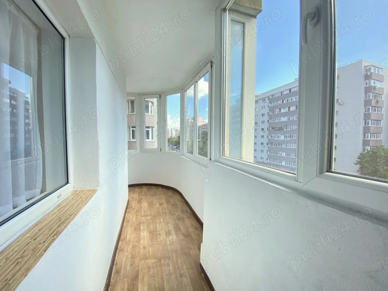 Apartament 4 camere, Bucuresti, Militari, Iuliu Maniu - Apusului - Un apartament cu totul special , au spus absolut toti prietenii nostri care ne-au calcat pragul de-a lungul vremii. Suntem proprietarii acestui apartament inca de dinainte ca blocul sa fie construit(da, asa era pe vremea aceea) iar acum a venit vremea sa lasam si pe altii sa se bucure de el.

Un living imens cu bucatarie deschisa, trei dormitoare, doua bai, o camara, o debara si trei balcoane generoase, suprafata totala de 101.4 mp. Cea mai mare parte a apartamentului este cu fata la soare, fiind inundat de lumina naturala. Balcoanele inchise dau un plus natural de caldura iarna, de racoare vara si de liniste de parca nu ai zice nicicum ca blocul este la bulevard. Da, blocul este chiar la bulevard, un mare plus in inima cartierului Militari. Cand iesi de pe aleea blocului, indiferent ca o iei la stanga sau la dreapta, la doar 4 minute de mers pe jos ai metroul(Pacii sau Gorjului, noi suntem chiar intre statii), apoi ai liniile de autobuze si troleibuze chiar sub balcoane. Pentru cumparaturi zilnice trebuie doar sa traversezi bulevardul si intri direct intr-un Mega Image, cand ai nevoie de orice fel de medicamente la parterul blocului gasesti o adevarata salbă de farmacii, cam toate brandurile de pe piata. Ai nevoie sa scoti niste bani din bancomat, ai 4 banci la maxim 100 de metri distanta de bloc.

3 cofetarii, 3 saloane de infrumusetare, pietele Apusului si Gorjului la 5 minute de mers pe jos, practic ai aproape tot ce are nevoie o familie mare care locuieste in 4 camere. Desigur, mai ai privilegiul de a iesi din Bucuresti in doar cateva minute spre Autostrada catre Pitesti.

Am lasat la final poate cele mai importante informatii pentru familiile cu copii, anume ca variantele de scoli si gradinite(de stat ori private) sunt nenumarate, iar pentru a ajunge la ele nu trebuie sa te sui in masina, le gasesti in maxim 5 minute in orice directie ai merge. Masina poate ramane linistita in parcarea ADP, loc rezervat la mai putin de un minut de mers pe jos de la scara blocului.
Blocul este anvelopat de primarie, are camere de supraveghere la tot pasul, lumini cu senzori pe alee, un lift modern si curatenie cat cuprinde. Insa, poate cel mai important aspect este ca cei care il locuiesc, in mare parte, il locuiesc de cand a fost dat in folosinta, din generatie in generatie, asa cum si noi am mostenit apartamentul de la parintii nostri.
A sosit vremea acum sa ne intoarcem langa parinti, undeva la curte, si sa lasam pe altii sa se bucure de aceasta casa frumoasa. Noi ii spunem mai degraba casa, pentru ca avem vecini pe care ii vedem, cu care vorbim, schimbam ganduri si impresii, unii foarte tineri, altii la varsta parintilor nostri. Nu ne amintim sa fi vazut restante la intretinere si categoric niciodata nu am vazut sau auzit ca cineva sa cheme politia pentru deranj de orice natura.

Cam aceasta e povestea casei de care ne vom desparti cu greu, dar care suntem convinsi ca isi va gasi proprietari asa cum se cuvine. 

Cateva chestiuni tehnice:
- locuinta se poate vinde semimobilata sau fara mobilier
- in apartament exista conexiune la cablu Tv si conexiune prin fibra optica pentru internet
- aparatul imens de aer conditionat instalat in living face fata foarte bine daca este nevoie atat de aer rece cat si de aer cald in toata casa
- camara generoasa prinde extrem de bine oricarei gospodine
- retelele de curent(lumini si prize) si cea de termoficare NU sunt de cand este blocul, ci reinstalate de noi si pot fi folosite fara niciun fel de probleme pentru inca o viata de om. - cele 3 balcoane inchise, permit depozitarea tuturor lucrurilor pe care le strange o familie mare in foarte multi ani de zile.

- intregul spatiu al apartamentului a fost modificat si recompartimentat in timp(cu aprobarile legale necesare), dupa nevoile noastre.
- toata documentatia este pregatita pentru vanzarea in orice moment(apartamentul nu este locuit acum si poate fi vandut oricand), iar cumparatorii cu credit bancar nu sunt o problema pentru noi. 
Suntem proprietari, nu agentie, si va asteptam oricand la vizionare.