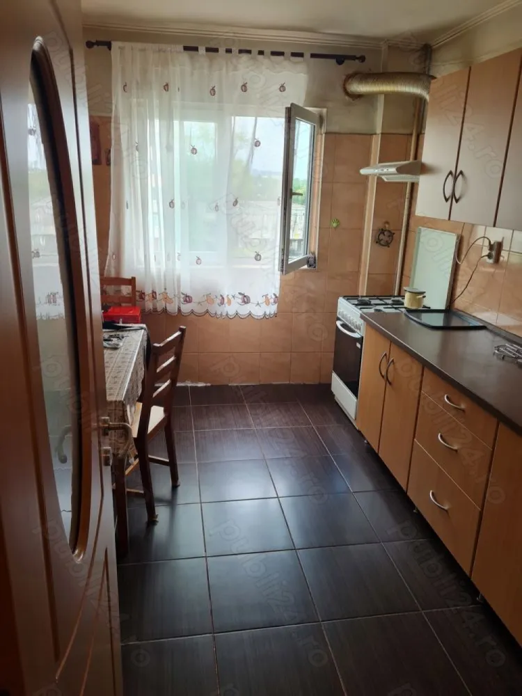 apartament de vanzare 4 camre Bucuresti Sos Stefan cel Mare - vis a vis de stadion Dinamo , apartament 4 camere de vanzare , etaj 5 din 10 , acces prin spate la parter magazin , 2 bai 2 balcoane , apartamentul necesita renovare suprafata totala 86 metri patrati locuibili 78 ,