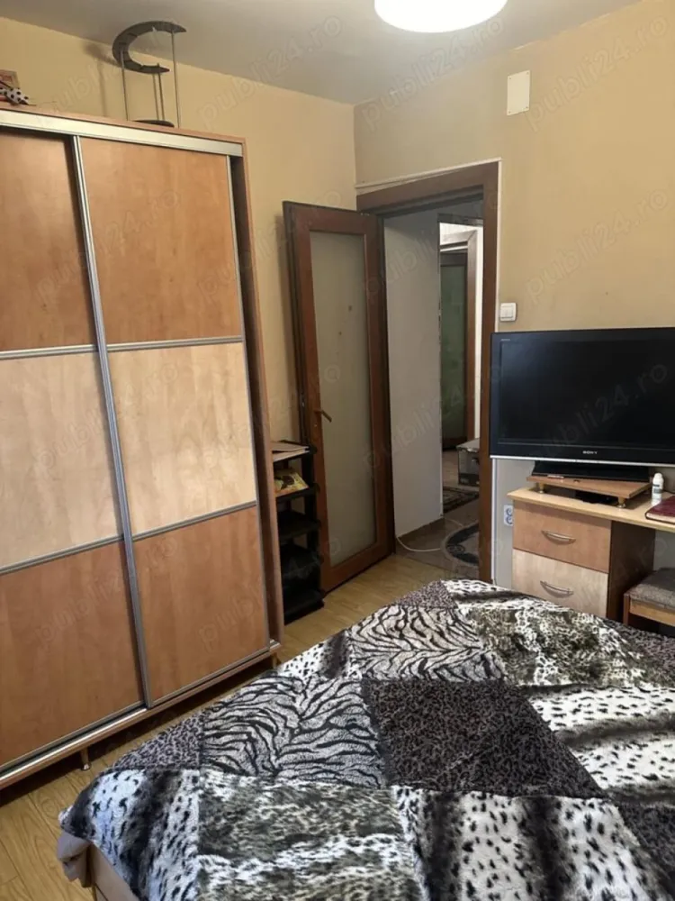 Oferta Rahova Petre Ispirescu 4 Camere Decomandat - Sunati la numarul .Apartament cu 4 camere decomandat ,etajul 2 din 8. Blocul este anvelopat. Pozitie excelenta Dispune de balcoane inchise. Gresie,faiata,usi interioare,parchet. Se vinde mobilat sau nemobilat.