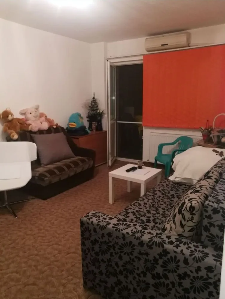 Particular vand Apartament 4 camere - Particular, vand apartament 4 camere total decomandat, etajul 1 din 10,baie cu cada +wc de servici, 2 balcoane +1 logie, suprafaţa totala 89,80 mp. Bucătărie mare, hol spatios cu loc pt dressing. 
1 min distanta de statia de tramvai si autobuz, 7 min distanta de piata Rahova. Zona Teiuș-Margeanului, in imediata apropiere se gasesc magazine Auchan, Lidl, Mega image, Kaufland, Carrefour. Perfect pentru familiile cu copii, având scoli și grădiniță aproape.
