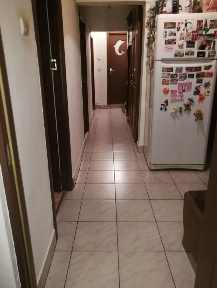 Particular vand Apartament 4 camere - Particular, vand apartament 4 camere total decomandat, etajul 1 din 10,baie cu cada +wc de servici, 2 balcoane +1 logie, suprafaţa totala 89,80 mp. Bucătărie mare, hol spatios cu loc pt dressing. 
1 min distanta de statia de tramvai si autobuz, 7 min distanta de piata Rahova. Zona Teiuș-Margeanului, in imediata apropiere se gasesc magazine Auchan, Lidl, Mega image, Kaufland, Carrefour. Perfect pentru familiile cu copii, având scoli și grădiniță aproape.