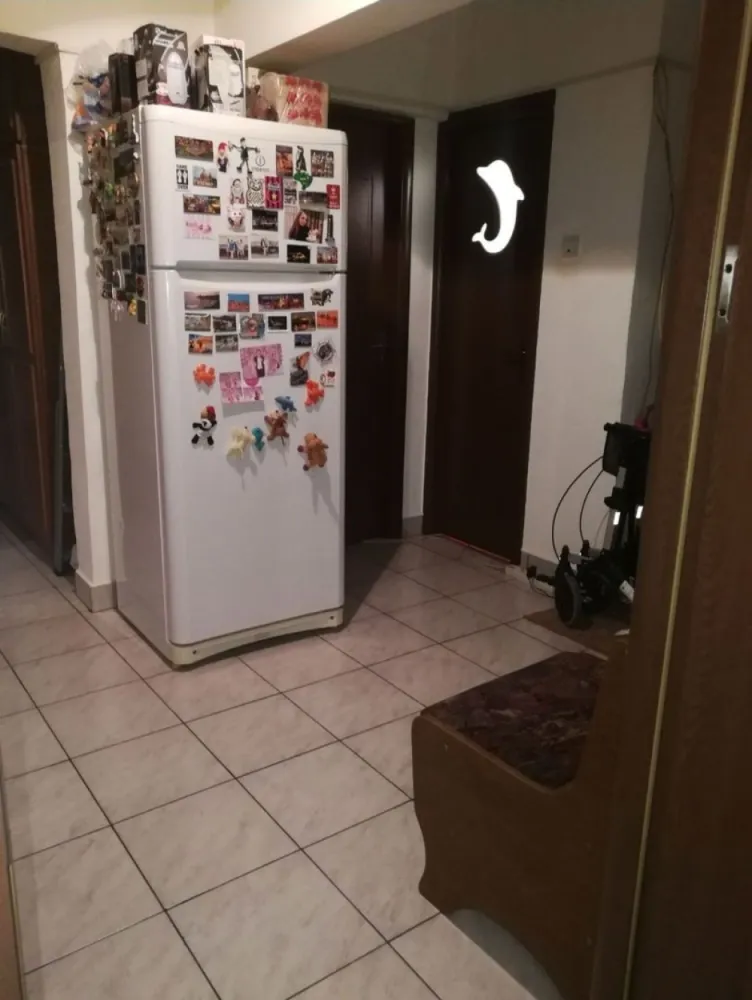 Particular vand Apartament 4 camere - Particular, vand apartament 4 camere total decomandat, etajul 1 din 10,baie cu cada +wc de servici, 2 balcoane +1 logie, suprafaţa totala 89,80 mp. Bucătărie mare, hol spatios cu loc pt dressing. 
1 min distanta de statia de tramvai si autobuz, 7 min distanta de piata Rahova. Zona Teiuș-Margeanului, in imediata apropiere se gasesc magazine Auchan, Lidl, Mega image, Kaufland, Carrefour. Perfect pentru familiile cu copii, având scoli și grădiniță aproape.