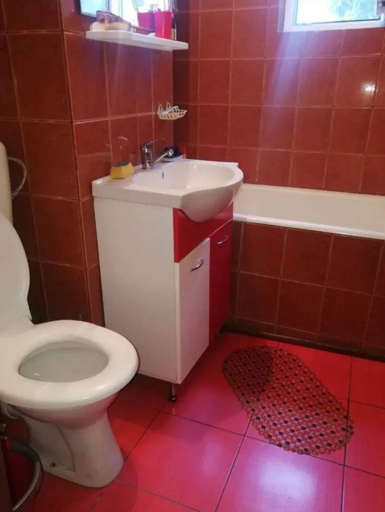 Particular vand Apartament 4 camere - Particular, vand apartament 4 camere total decomandat, etajul 1 din 10,baie cu cada +wc de servici, 2 balcoane +1 logie, suprafaţa totala 89,80 mp. Bucătărie mare, hol spatios cu loc pt dressing. 
1 min distanta de statia de tramvai si autobuz, 7 min distanta de piata Rahova. Zona Teiuș-Margeanului, in imediata apropiere se gasesc magazine Auchan, Lidl, Mega image, Kaufland, Carrefour. Perfect pentru familiile cu copii, având scoli și grădiniță aproape.