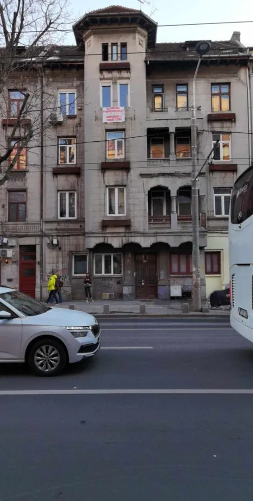 Proprietar,100 metri utili - apartament excelent poziționat pe bulevar - PRET FIX ,valabil 

 octombrie.Se vinde apartament 4 camere situat la etajul 3.(Deasupra acestuia exista mansarda cu camere de serviciu, deci nu e ultimul etaj.) într-o clădire interbelica cu grad 1 seismic,cu doua apartamente pe etaj, situata ultracentral pe bulevardul Kogalniceanu la Nr 15. Apartamentul are 5 focuri de gaze, termopane,rulouri de aluniniu, uși blindate,aer condiționat, sistem de alarme, parchet original,in rest necesitând renovare.Doua camere au vederea spre bulevard.Suprafata construita 125 m (utilă 101 m).Toate actele pregătite pentru vânzare.Posibilitate reampartire in 2 apartamente,(având două intrări).Pentru avedea pozitia excelenta a acestui apartament puteți trece într-o plimbare pe bulevardul Kogălniceanu, iar la Nr 15, la etajul 3 o să observați baner cu anunțul de vanzare.La parter se afla Khrisna Caffe.