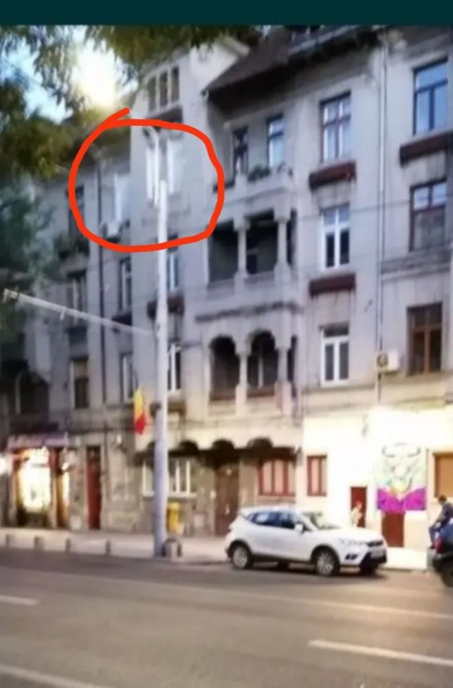 Proprietar,100 metri utili - apartament excelent poziționat pe bulevar - PRET FIX ,valabil 

 octombrie.Se vinde apartament 4 camere situat la etajul 3.(Deasupra acestuia exista mansarda cu camere de serviciu, deci nu e ultimul etaj.) într-o clădire interbelica cu grad 1 seismic,cu doua apartamente pe etaj, situata ultracentral pe bulevardul Kogalniceanu la Nr 15. Apartamentul are 5 focuri de gaze, termopane,rulouri de aluniniu, uși blindate,aer condiționat, sistem de alarme, parchet original,in rest necesitând renovare.Doua camere au vederea spre bulevard.Suprafata construita 125 m (utilă 101 m).Toate actele pregătite pentru vânzare.Posibilitate reampartire in 2 apartamente,(având două intrări).Pentru avedea pozitia excelenta a acestui apartament puteți trece într-o plimbare pe bulevardul Kogălniceanu, iar la Nr 15, la etajul 3 o să observați baner cu anunțul de vanzare.La parter se afla Khrisna Caffe.