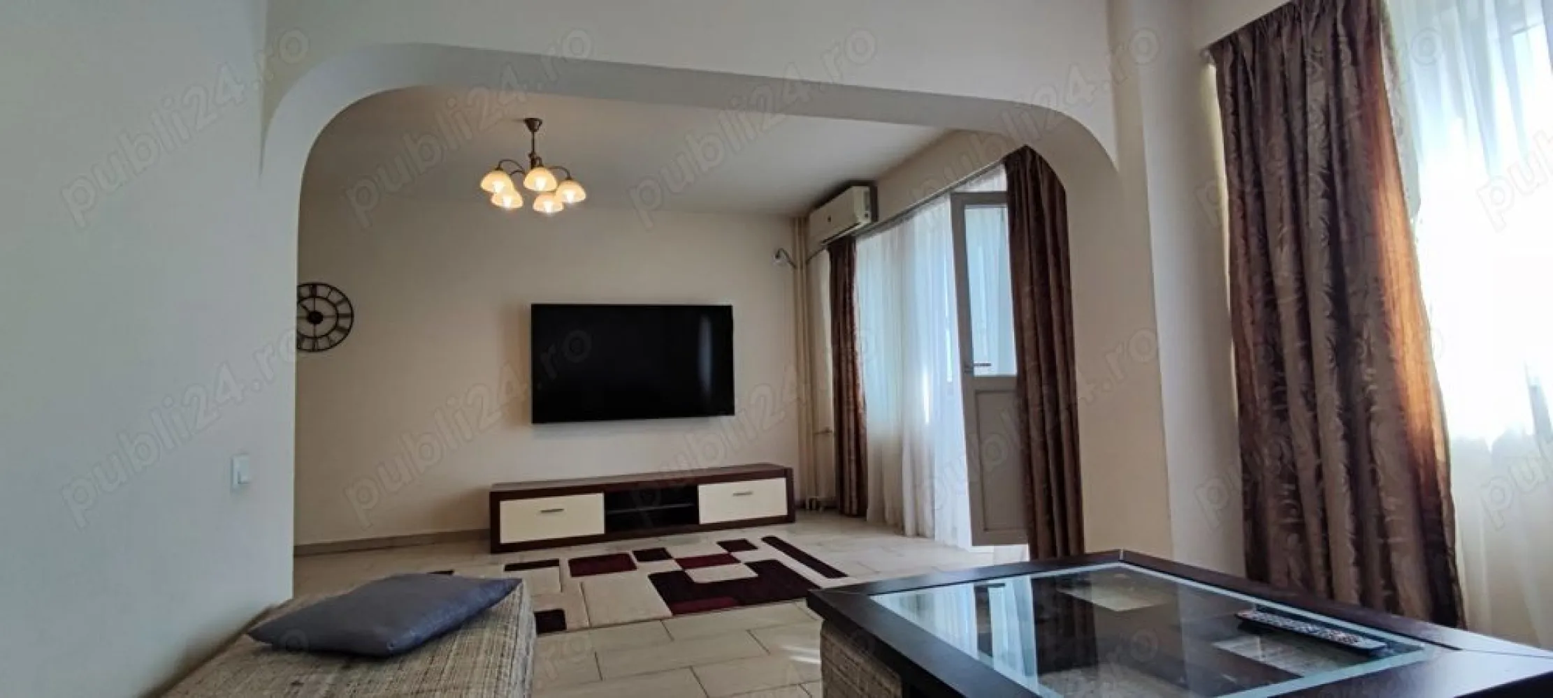 Apartament 4 camere Calea Văcărești - Proprietar vând apartament 4 camere, Calea Văcărești, proximitate Sun Plaza, metrou Piata Sudului 8 minute, parc Lumea Copiilor 5 minute. 
Orientare est sud, 2 balcoane închise, 2 bai, gresie, termopane, 2 AC, frigider, mașină de spălat, parțial mobilat.
Instalație electrică refăcută Cu. Construit 1988. Renovat 2018.
Parcare ADP.
Disponibil imediat.
Nu colaborez cu agenții intermediari