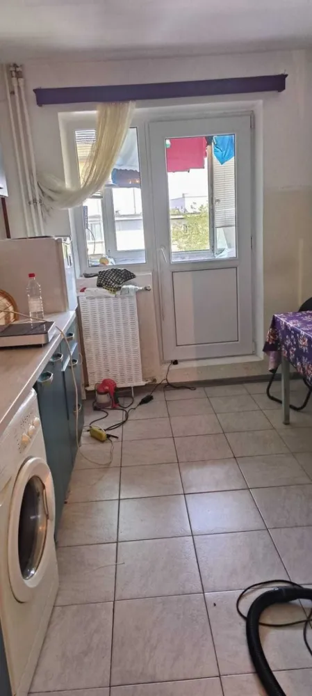 apartament sector 5 salaj - Proprietar , vand apartament 4 camere semidecomandate:

- etaj 4 /8; 2 lifturi
- semidecomandat; confort 1
- aer conditionat
- geamuri termopan ;
- 3 debarale;
- 2 balcoane inchise 
- usa metalica intrare
- scara curata, sistem supraveghere video
- gaze individuale; 

In zona: LIDL, Profi, Kaufland, Penny, gradinita, scoala, liceu
Statie autobuz 2 min pe jos (sos Salaj) - 15 min Pta Unirii ( autobuz ).

Pretul afisat este pentru stadiul actual al apartamentului; tinand cont ca apartamentul necesita partial renovare consider ca pentru cumparator este mai bine sa faca aceasta investitie suplimentara in functie de gusturile proprii si buget.

Apartamentul este disponibil pentru vanzare imediata si se poate viziona oricand.