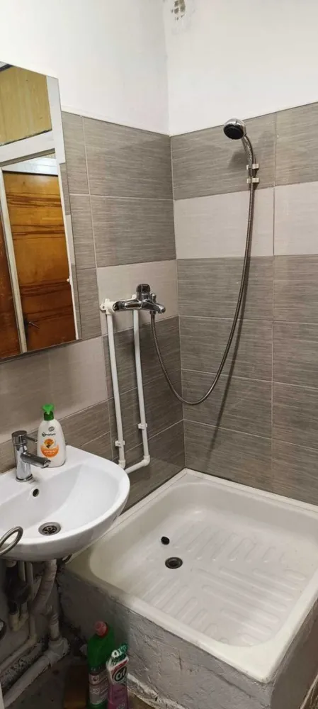 apartament sector 5 salaj - Proprietar , vand apartament 4 camere semidecomandate:

- etaj 4 /8; 2 lifturi
- semidecomandat; confort 1
- aer conditionat
- geamuri termopan ;
- 3 debarale;
- 2 balcoane inchise 
- usa metalica intrare
- scara curata, sistem supraveghere video
- gaze individuale; 

In zona: LIDL, Profi, Kaufland, Penny, gradinita, scoala, liceu
Statie autobuz 2 min pe jos (sos Salaj) - 15 min Pta Unirii ( autobuz ).

Pretul afisat este pentru stadiul actual al apartamentului; tinand cont ca apartamentul necesita partial renovare consider ca pentru cumparator este mai bine sa faca aceasta investitie suplimentara in functie de gusturile proprii si buget.

Apartamentul este disponibil pentru vanzare imediata si se poate viziona oricand.