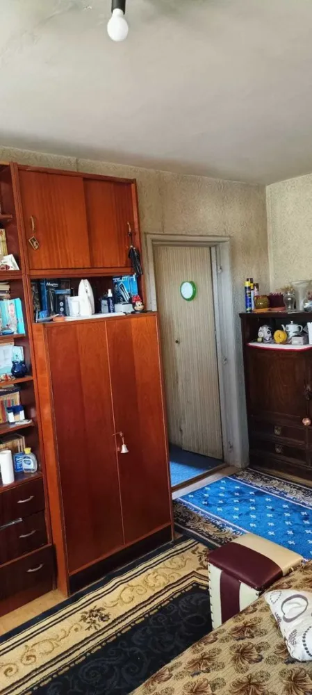 apartament sector 5 salaj - Proprietar , vand apartament 4 camere semidecomandate:

- etaj 4 /8; 2 lifturi
- semidecomandat; confort 1
- aer conditionat
- geamuri termopan ;
- 3 debarale;
- 2 balcoane inchise 
- usa metalica intrare
- scara curata, sistem supraveghere video
- gaze individuale; 

In zona: LIDL, Profi, Kaufland, Penny, gradinita, scoala, liceu
Statie autobuz 2 min pe jos (sos Salaj) - 15 min Pta Unirii ( autobuz ).

Pretul afisat este pentru stadiul actual al apartamentului; tinand cont ca apartamentul necesita partial renovare consider ca pentru cumparator este mai bine sa faca aceasta investitie suplimentara in functie de gusturile proprii si buget.

Apartamentul este disponibil pentru vanzare imediata si se poate viziona oricand.