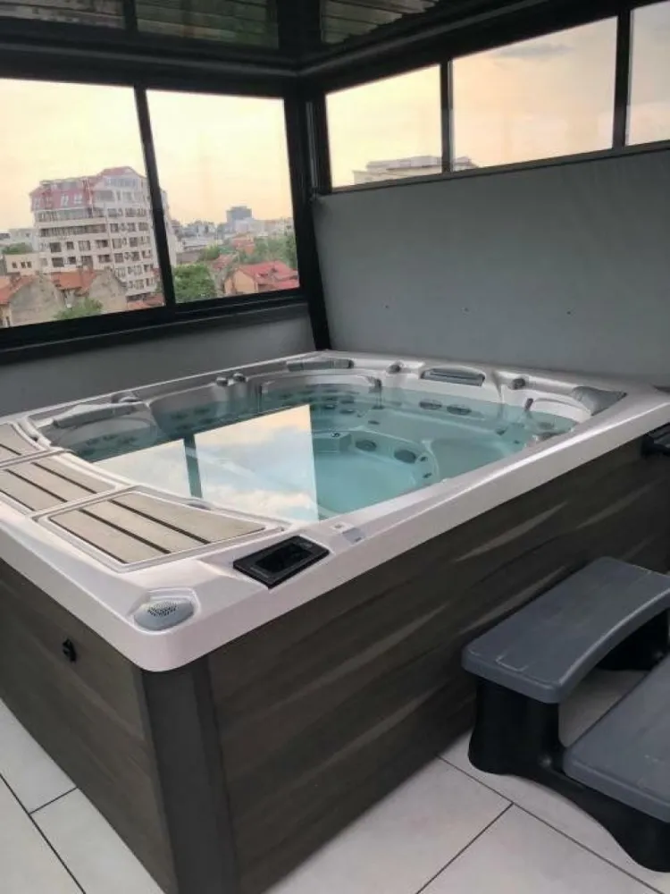 Penthouse direct proprietar - Proprietar, vând imobil, construcţie nouă 2022, tip boutique (7 apartamente) amplasat în zona Eminescu-Toamnei.
Apartamentul are o suprafaţă utilă de 120 mp, la care se adaugă 90 mp terase, fiind amplasat pe 3 nivele.
La etajul 3 se află: dormitorul matrimonial cu dressing, baie proprie, un balcon şi o terasă de 18 mp, două dormitoare şi o baie.
La etajul 4 se află bucătăria open-space, living, un grup sanitar şi o terasă de 26 mp prevăzută cu două copertine retractabile electric dotate cu senzor de vânt.
 
La următorul nivel se află o terasă de 50 mp amenajată pe două zone: o zonă închisă în termopan prevăzută cu încălzitor, jacuzzi Claremont (255 x 236 cm) şi mobilier de terasă şi o zonă bbq. Terasa este acoperită în cele două zone cu pergole bioclimatice retractabile.
Apartamentul este alimentat cu curent trifazic şi are un sistem fotovoltaic cu o putere instalată de 3,8 KW (prosumator).
Scara interioară este placată cu lemn din stejar masiv şi iluminată cu leduri.

Finisaje:
- tâmplărie din aluminiu Reiners, cu plase de ţânţari culisabile şi rulouri acţionate electric;
- aer condiţionat multisplit Mitsubishi încorporat în tavan;
- uşi Filomuro; 
- electrocasnice marca Bosch, Seria 8;
- încălzire în pardoseală (se reglează pe fiecare zonă);
- videointerfon;
- alarmă şi camere de supraveghere la exterior;
- terasele sunt dotate cu jardiniere din lemn masiv exotic în care sunt plante perene.

Apartamentul beneficiază de un loc de parcare subteran şi o boxă.