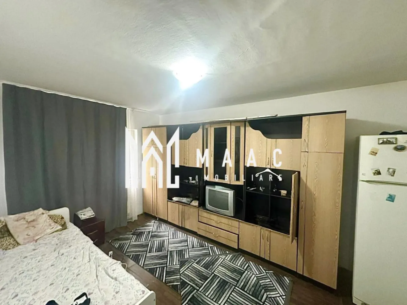 Garsonieră Decomandată | 27 mp utili | Parter înalt | Ștefan cel Mare - Maac Imobiliare vă propune spre vânzare o garsonieră decomandată, situată la parterul înalt al unui bloc îngrijit, pe strada Ștefan cel Mare. Suprafață utilă: 27 mp Compartimentare: Cameră Bucătărie Baie Hol Locuința este ideală atât pentru locuit, cât și pentru investiție, fiind închiriată în prezent cu 250 € / lună, chiriașul dorind să rămână și după vânzare. Avantaje: Poziție excelentă, cu acces rapid către toate punctele de interes În apropiere: supermarketuri (Profi, Simpa), farmacie, stație de autobuz Numeroase locuri de parcare la liber Acces facil către autostradă și centrul orașului Alte beneficii: Bloc întreținut și curat Zonă liniștită și sigură Acces rapid la facilități urbane Pentru mai multe detalii sau pentru programarea unei vizionări, vă rugăm să menționați ID-ul anunțului: CP2777925.