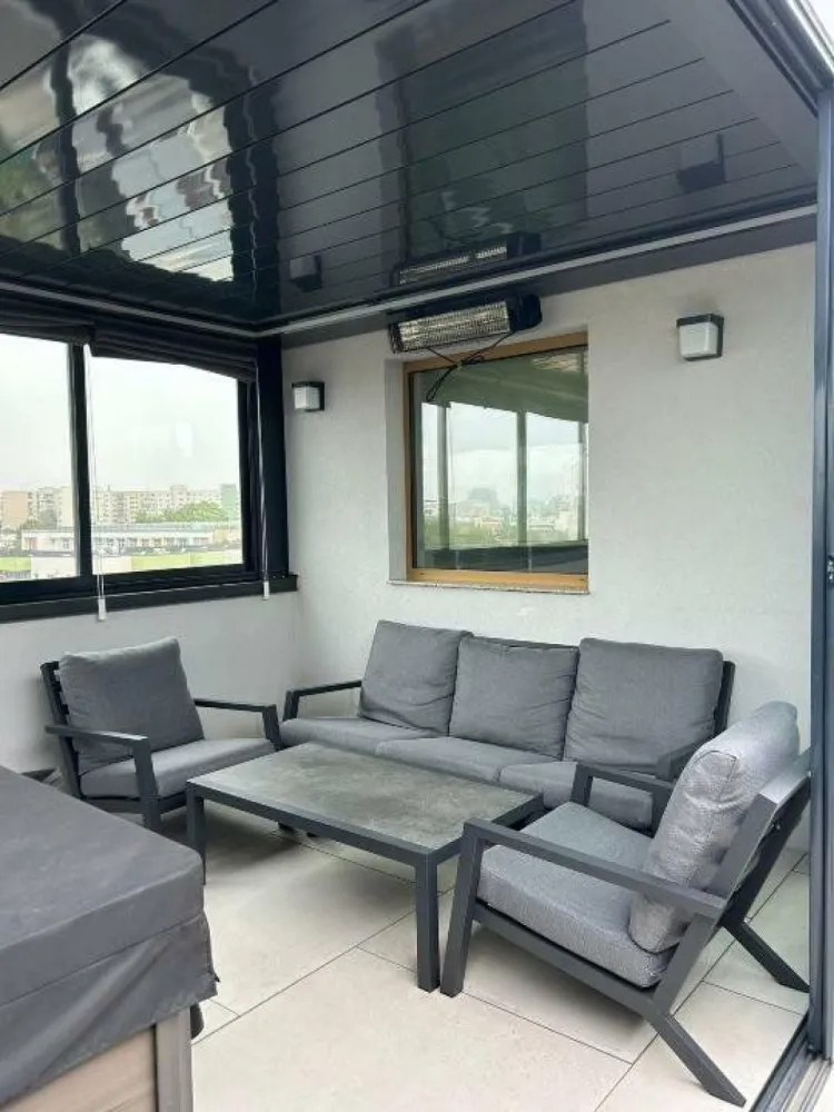 Penthouse direct proprietar - Proprietar, vând imobil, construcţie nouă 2022, tip boutique (7 apartamente) amplasat în zona Eminescu-Toamnei.
Apartamentul are o suprafaţă utilă de 120 mp, la care se adaugă 90 mp terase, fiind amplasat pe 3 nivele.
La etajul 3 se află: dormitorul matrimonial cu dressing, baie proprie, un balcon şi o terasă de 18 mp, două dormitoare şi o baie.
La etajul 4 se află bucătăria open-space, living, un grup sanitar şi o terasă de 26 mp prevăzută cu două copertine retractabile electric dotate cu senzor de vânt.
 
La următorul nivel se află o terasă de 50 mp amenajată pe două zone: o zonă închisă în termopan prevăzută cu încălzitor, jacuzzi Claremont (255 x 236 cm) şi mobilier de terasă şi o zonă bbq. Terasa este acoperită în cele două zone cu pergole bioclimatice retractabile.
Apartamentul este alimentat cu curent trifazic şi are un sistem fotovoltaic cu o putere instalată de 3,8 KW (prosumator).
Scara interioară este placată cu lemn din stejar masiv şi iluminată cu leduri.

Finisaje:
- tâmplărie din aluminiu Reiners, cu plase de ţânţari culisabile şi rulouri acţionate electric;
- aer condiţionat multisplit Mitsubishi încorporat în tavan;
- uşi Filomuro; 
- electrocasnice marca Bosch, Seria 8;
- încălzire în pardoseală (se reglează pe fiecare zonă);
- videointerfon;
- alarmă şi camere de supraveghere la exterior;
- terasele sunt dotate cu jardiniere din lemn masiv exotic în care sunt plante perene.

Apartamentul beneficiază de un loc de parcare subteran şi o boxă.