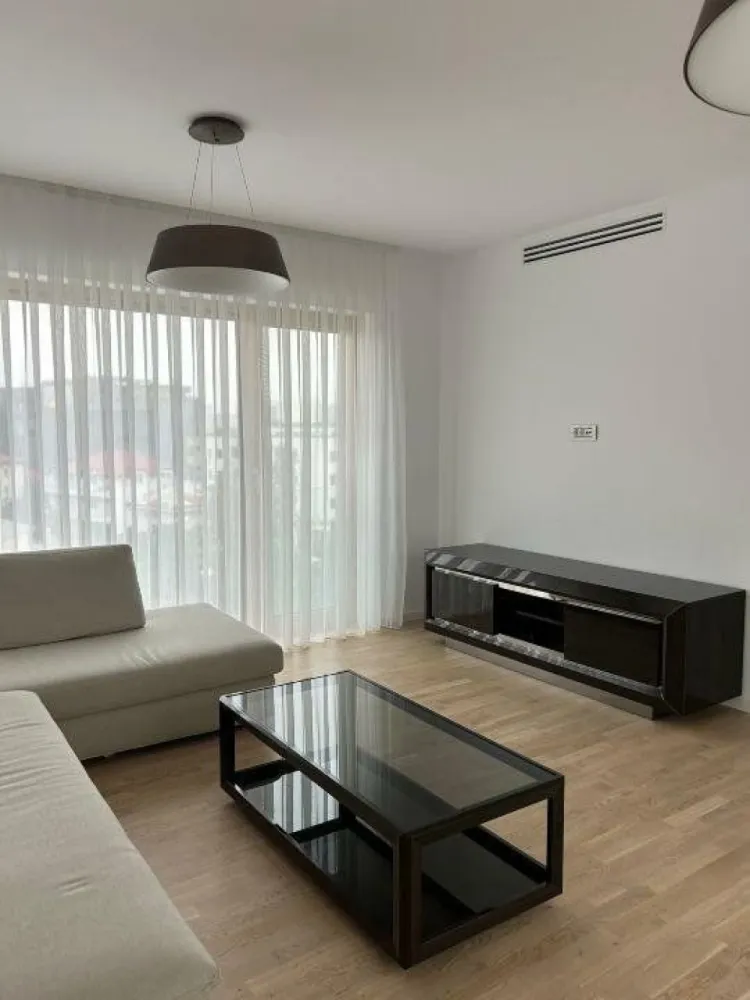 Penthouse direct proprietar - Proprietar, vând imobil, construcţie nouă 2022, tip boutique (7 apartamente) amplasat în zona Eminescu-Toamnei.
Apartamentul are o suprafaţă utilă de 120 mp, la care se adaugă 90 mp terase, fiind amplasat pe 3 nivele.
La etajul 3 se află: dormitorul matrimonial cu dressing, baie proprie, un balcon şi o terasă de 18 mp, două dormitoare şi o baie.
La etajul 4 se află bucătăria open-space, living, un grup sanitar şi o terasă de 26 mp prevăzută cu două copertine retractabile electric dotate cu senzor de vânt.
 
La următorul nivel se află o terasă de 50 mp amenajată pe două zone: o zonă închisă în termopan prevăzută cu încălzitor, jacuzzi Claremont (255 x 236 cm) şi mobilier de terasă şi o zonă bbq. Terasa este acoperită în cele două zone cu pergole bioclimatice retractabile.
Apartamentul este alimentat cu curent trifazic şi are un sistem fotovoltaic cu o putere instalată de 3,8 KW (prosumator).
Scara interioară este placată cu lemn din stejar masiv şi iluminată cu leduri.

Finisaje:
- tâmplărie din aluminiu Reiners, cu plase de ţânţari culisabile şi rulouri acţionate electric;
- aer condiţionat multisplit Mitsubishi încorporat în tavan;
- uşi Filomuro; 
- electrocasnice marca Bosch, Seria 8;
- încălzire în pardoseală (se reglează pe fiecare zonă);
- videointerfon;
- alarmă şi camere de supraveghere la exterior;
- terasele sunt dotate cu jardiniere din lemn masiv exotic în care sunt plante perene.

Apartamentul beneficiază de un loc de parcare subteran şi o boxă.