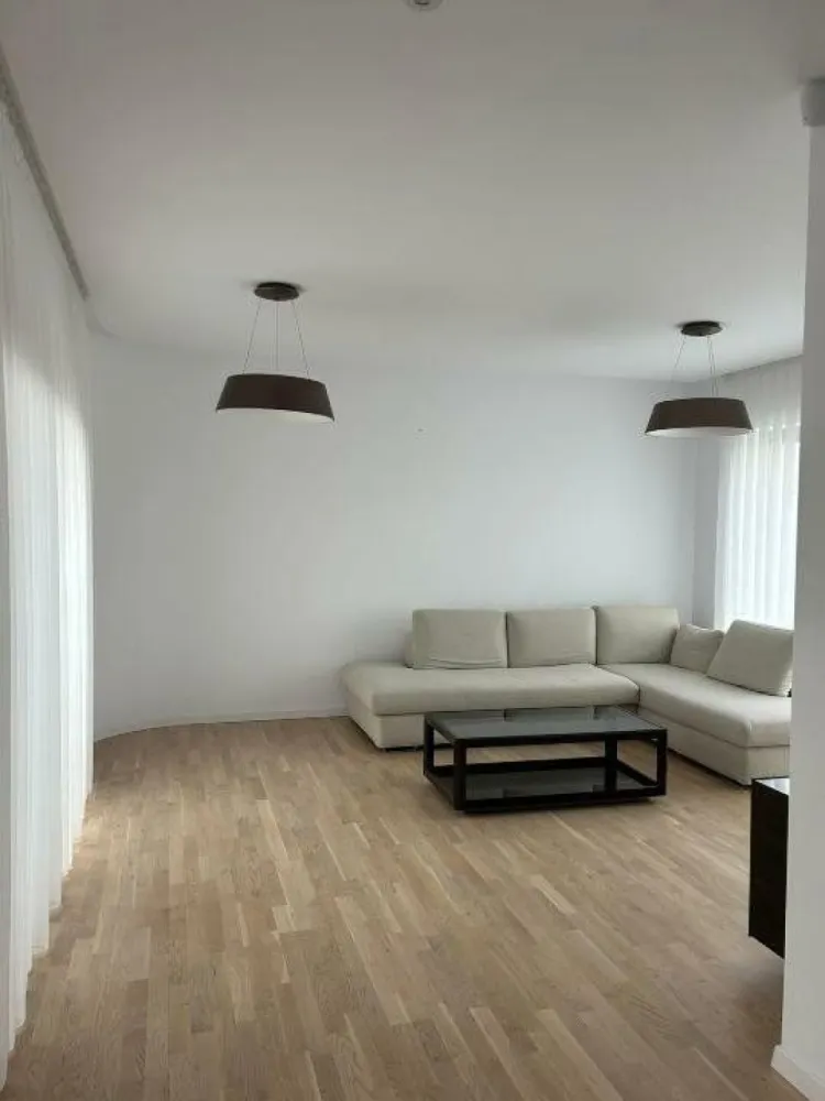 Penthouse direct proprietar - Proprietar, vând imobil, construcţie nouă 2022, tip boutique (7 apartamente) amplasat în zona Eminescu-Toamnei.
Apartamentul are o suprafaţă utilă de 120 mp, la care se adaugă 90 mp terase, fiind amplasat pe 3 nivele.
La etajul 3 se află: dormitorul matrimonial cu dressing, baie proprie, un balcon şi o terasă de 18 mp, două dormitoare şi o baie.
La etajul 4 se află bucătăria open-space, living, un grup sanitar şi o terasă de 26 mp prevăzută cu două copertine retractabile electric dotate cu senzor de vânt.
 
La următorul nivel se află o terasă de 50 mp amenajată pe două zone: o zonă închisă în termopan prevăzută cu încălzitor, jacuzzi Claremont (255 x 236 cm) şi mobilier de terasă şi o zonă bbq. Terasa este acoperită în cele două zone cu pergole bioclimatice retractabile.
Apartamentul este alimentat cu curent trifazic şi are un sistem fotovoltaic cu o putere instalată de 3,8 KW (prosumator).
Scara interioară este placată cu lemn din stejar masiv şi iluminată cu leduri.

Finisaje:
- tâmplărie din aluminiu Reiners, cu plase de ţânţari culisabile şi rulouri acţionate electric;
- aer condiţionat multisplit Mitsubishi încorporat în tavan;
- uşi Filomuro; 
- electrocasnice marca Bosch, Seria 8;
- încălzire în pardoseală (se reglează pe fiecare zonă);
- videointerfon;
- alarmă şi camere de supraveghere la exterior;
- terasele sunt dotate cu jardiniere din lemn masiv exotic în care sunt plante perene.

Apartamentul beneficiază de un loc de parcare subteran şi o boxă.