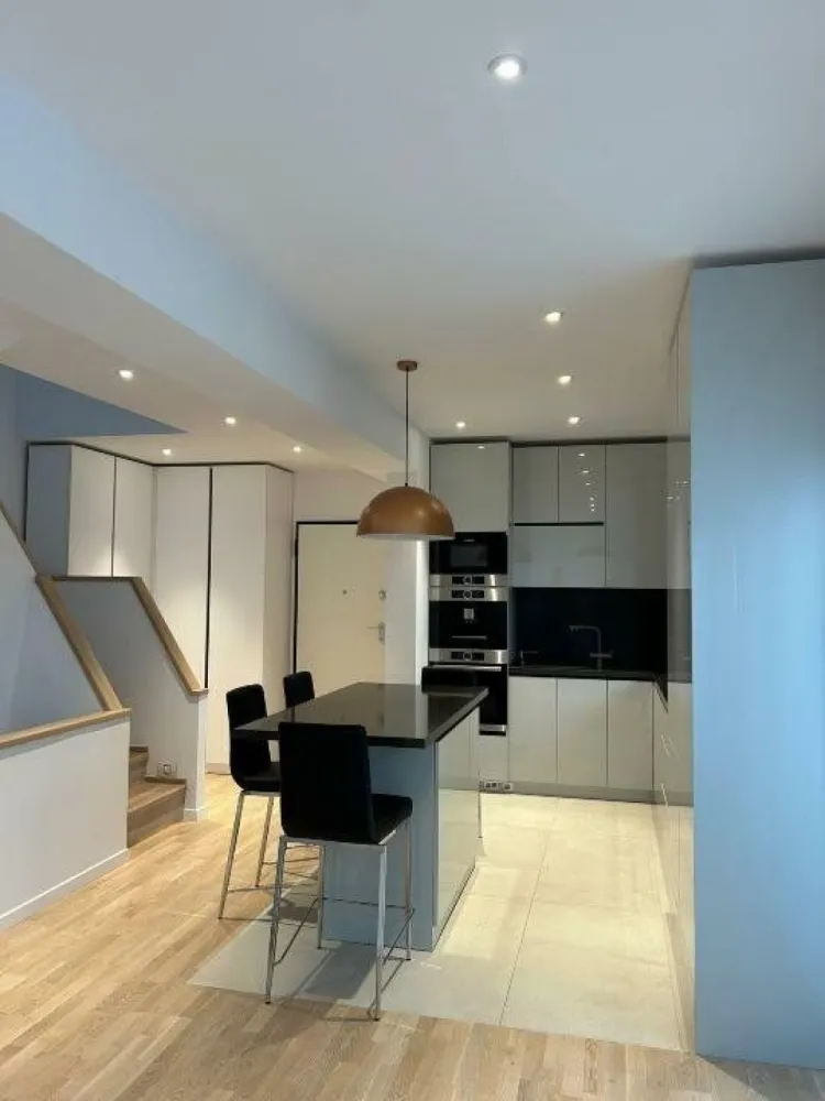 Penthouse direct proprietar - Proprietar, vând imobil, construcţie nouă 2022, tip boutique (7 apartamente) amplasat în zona Eminescu-Toamnei.
Apartamentul are o suprafaţă utilă de 120 mp, la care se adaugă 90 mp terase, fiind amplasat pe 3 nivele.
La etajul 3 se află: dormitorul matrimonial cu dressing, baie proprie, un balcon şi o terasă de 18 mp, două dormitoare şi o baie.
La etajul 4 se află bucătăria open-space, living, un grup sanitar şi o terasă de 26 mp prevăzută cu două copertine retractabile electric dotate cu senzor de vânt.
 
La următorul nivel se află o terasă de 50 mp amenajată pe două zone: o zonă închisă în termopan prevăzută cu încălzitor, jacuzzi Claremont (255 x 236 cm) şi mobilier de terasă şi o zonă bbq. Terasa este acoperită în cele două zone cu pergole bioclimatice retractabile.
Apartamentul este alimentat cu curent trifazic şi are un sistem fotovoltaic cu o putere instalată de 3,8 KW (prosumator).
Scara interioară este placată cu lemn din stejar masiv şi iluminată cu leduri.

Finisaje:
- tâmplărie din aluminiu Reiners, cu plase de ţânţari culisabile şi rulouri acţionate electric;
- aer condiţionat multisplit Mitsubishi încorporat în tavan;
- uşi Filomuro; 
- electrocasnice marca Bosch, Seria 8;
- încălzire în pardoseală (se reglează pe fiecare zonă);
- videointerfon;
- alarmă şi camere de supraveghere la exterior;
- terasele sunt dotate cu jardiniere din lemn masiv exotic în care sunt plante perene.

Apartamentul beneficiază de un loc de parcare subteran şi o boxă.