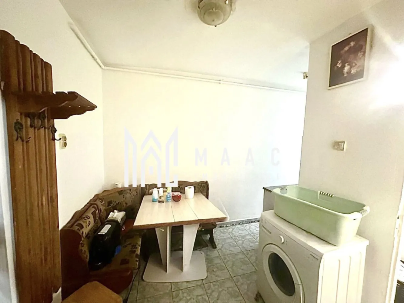 Garsonieră Decomandată | 27 mp utili | Parter înalt | Ștefan cel Mare - Maac Imobiliare vă propune spre vânzare o garsonieră decomandată, situată la parterul înalt al unui bloc îngrijit, pe strada Ștefan cel Mare. Suprafață utilă: 27 mp Compartimentare: Cameră Bucătărie Baie Hol Locuința este ideală atât pentru locuit, cât și pentru investiție, fiind închiriată în prezent cu 250 € / lună, chiriașul dorind să rămână și după vânzare. Avantaje: Poziție excelentă, cu acces rapid către toate punctele de interes În apropiere: supermarketuri (Profi, Simpa), farmacie, stație de autobuz Numeroase locuri de parcare la liber Acces facil către autostradă și centrul orașului Alte beneficii: Bloc întreținut și curat Zonă liniștită și sigură Acces rapid la facilități urbane Pentru mai multe detalii sau pentru programarea unei vizionări, vă rugăm să menționați ID-ul anunțului: CP2777925.