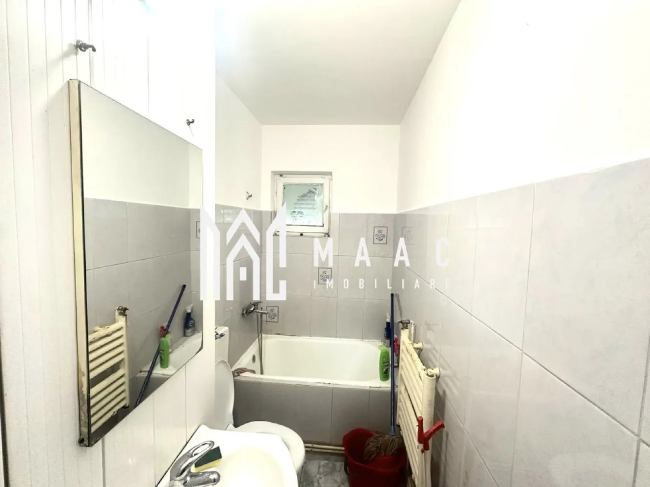 Garsonieră Decomandată | 27 mp utili | Parter înalt | Ștefan cel Mare - Maac Imobiliare vă propune spre vânzare o garsonieră decomandată, situată la parterul înalt al unui bloc îngrijit, pe strada Ștefan cel Mare. Suprafață utilă: 27 mp Compartimentare: Cameră Bucătărie Baie Hol Locuința este ideală atât pentru locuit, cât și pentru investiție, fiind închiriată în prezent cu 250 € / lună, chiriașul dorind să rămână și după vânzare. Avantaje: Poziție excelentă, cu acces rapid către toate punctele de interes În apropiere: supermarketuri (Profi, Simpa), farmacie, stație de autobuz Numeroase locuri de parcare la liber Acces facil către autostradă și centrul orașului Alte beneficii: Bloc întreținut și curat Zonă liniștită și sigură Acces rapid la facilități urbane Pentru mai multe detalii sau pentru programarea unei vizionări, vă rugăm să menționați ID-ul anunțului: CP2777925.