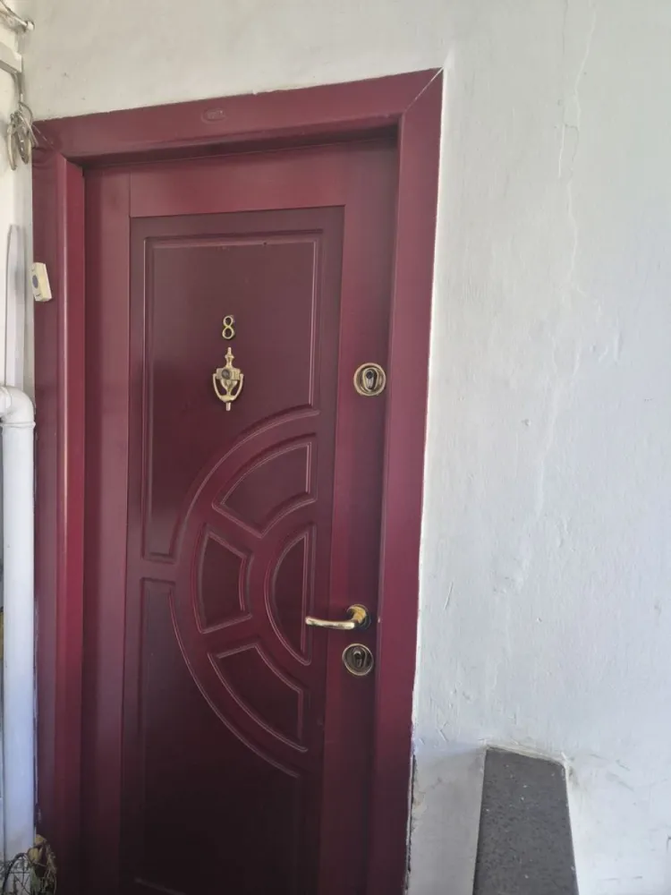Apartament 4 camere /Boxa /Calea Ferentari 72 /Sector 5 /Proprietar - Apartament 4 camere

Decomandat

Suprafata Utila =81.1 mp

Suprafata Totala =87.1 mp

Doua grupuri sanitare

Calea Ferentari nr. 72, bl. 4A, sc. C

Etaj 3, ap. 8, sector 5, Bucuresti

Proprietar

Cadastru si Intabulare

Certificat de Performanta Energetic 

Apartamentul este gol , curat și proaspăt zugrăvit

Se afla intr-o zona liniștită 

La 100 m este scoala și la 150 m Kaufland

5 minute de mers pe jos de mijloacele în comun

Cele mai apropiate statii de Metrou :Eroii Revolutiei si Piata Unirii

Se poate lasă inclusiv mobila existenta sau se poate preda gol

Nu doresc schimb de nici un fel

Prețul negociabil în limita bunului simt

Nu am nici o problema în a colabora atâta timp cât ambele părți implicate au de câștigat