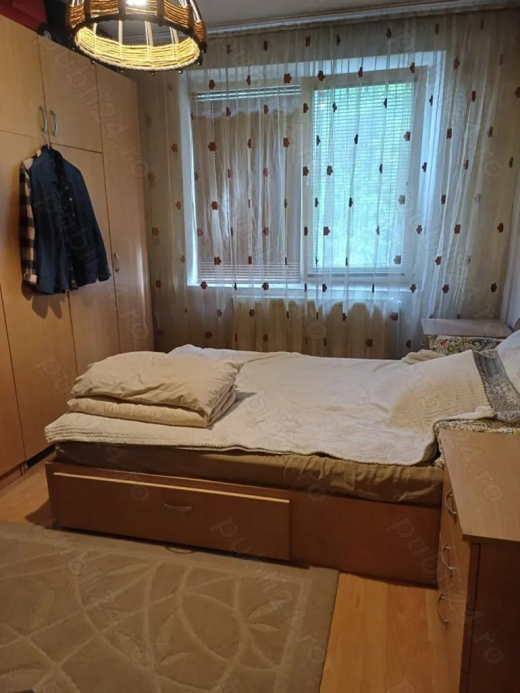 4 camere Dristor-metrou - Dristor- metrou 
 parter 8, semidecomandat, 82mp, construcție 1984,centrală termică, loc parcare. 
Apartamentul este într-un imobil curat,civilizat, aproape de școli, grădinițe, centre comerciale, etc.