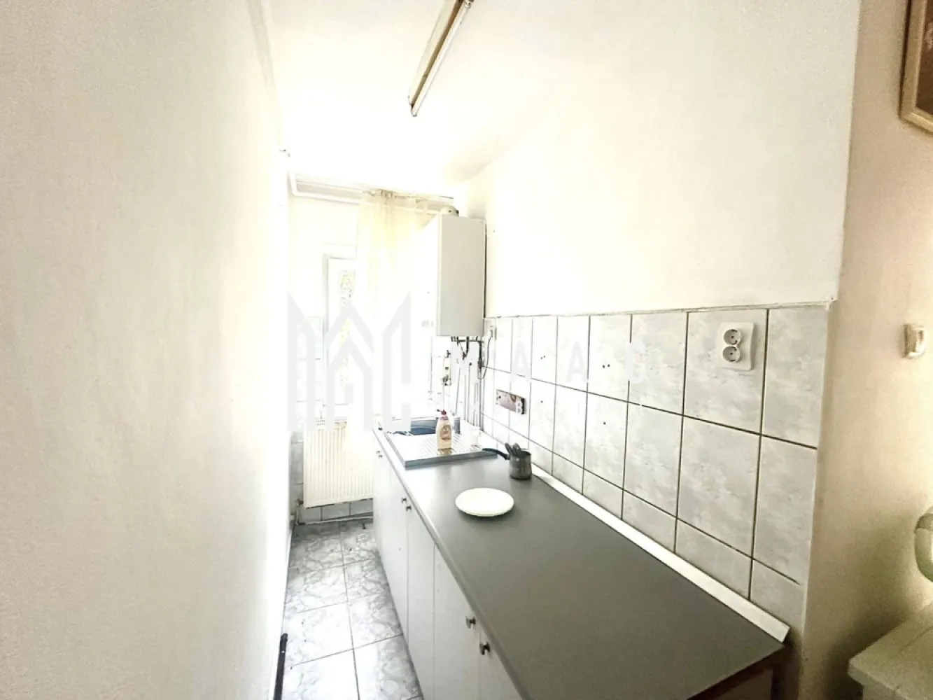 Garsonieră Decomandată | 27 mp utili | Parter înalt | Ștefan cel Mare - Maac Imobiliare vă propune spre vânzare o garsonieră decomandată, situată la parterul înalt al unui bloc îngrijit, pe strada Ștefan cel Mare. Suprafață utilă: 27 mp Compartimentare: Cameră Bucătărie Baie Hol Locuința este ideală atât pentru locuit, cât și pentru investiție, fiind închiriată în prezent cu 250 € / lună, chiriașul dorind să rămână și după vânzare. Avantaje: Poziție excelentă, cu acces rapid către toate punctele de interes În apropiere: supermarketuri (Profi, Simpa), farmacie, stație de autobuz Numeroase locuri de parcare la liber Acces facil către autostradă și centrul orașului Alte beneficii: Bloc întreținut și curat Zonă liniștită și sigură Acces rapid la facilități urbane Pentru mai multe detalii sau pentru programarea unei vizionări, vă rugăm să menționați ID-ul anunțului: CP2777925.