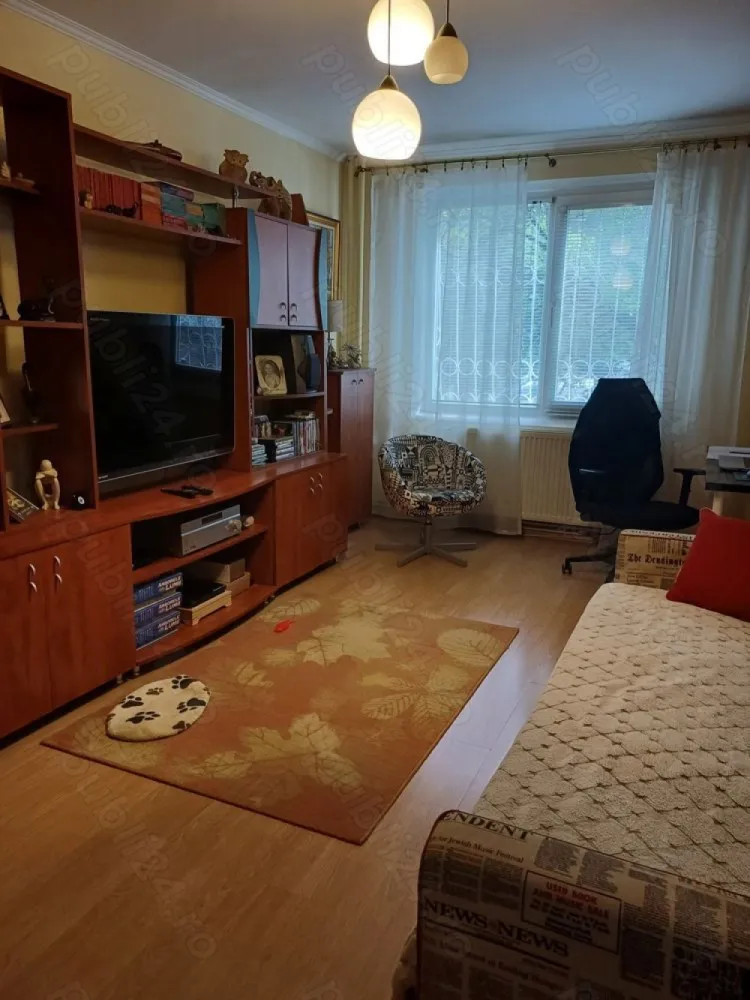 4 camere Dristor-metrou - Dristor- metrou 
 parter 8, semidecomandat, 82mp, construcție 1984,centrală termică, loc parcare. 
Apartamentul este într-un imobil curat,civilizat, aproape de școli, grădinițe, centre comerciale, etc.
