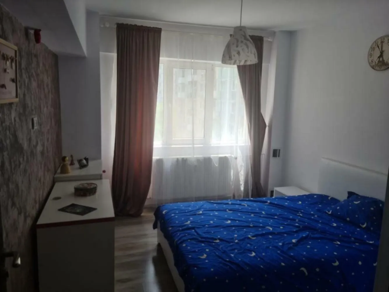 De vânzare apartament 4 camere Militari Veteranilor - Vanzare apartament 4 camere, semidecomandat, situat în zona Veteranilor, etajul 5 din 10, bloc construit in anul 1977, anvelopat termic.Imobilul, in suprafata totală de 83 mp este format din living cu un balcon, 3 dormitoare dintre care unul are al doilea balcon, bucatarie, baie si grup sanitar, hol lung.Acesta dispune de numeroase facilităţi: piata, metrou,tramvai Carrefour, Mall Plazza, staţii STB, şcoli, gradiniţe, Parcul Liniei.
 Apartamentul a fost renovat complet în 2018 şi se vinde mobilat şi utilat.