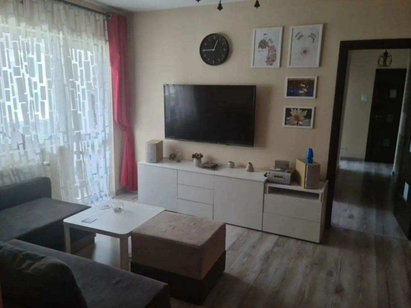 De vânzare apartament 4 camere Militari Veteranilor - Vanzare apartament 4 camere, semidecomandat, situat în zona Veteranilor, etajul 5 din 10, bloc construit in anul 1977, anvelopat termic.Imobilul, in suprafata totală de 83 mp este format din living cu un balcon, 3 dormitoare dintre care unul are al doilea balcon, bucatarie, baie si grup sanitar, hol lung.Acesta dispune de numeroase facilităţi: piata, metrou,tramvai Carrefour, Mall Plazza, staţii STB, şcoli, gradiniţe, Parcul Liniei.
 Apartamentul a fost renovat complet în 2018 şi se vinde mobilat şi utilat.