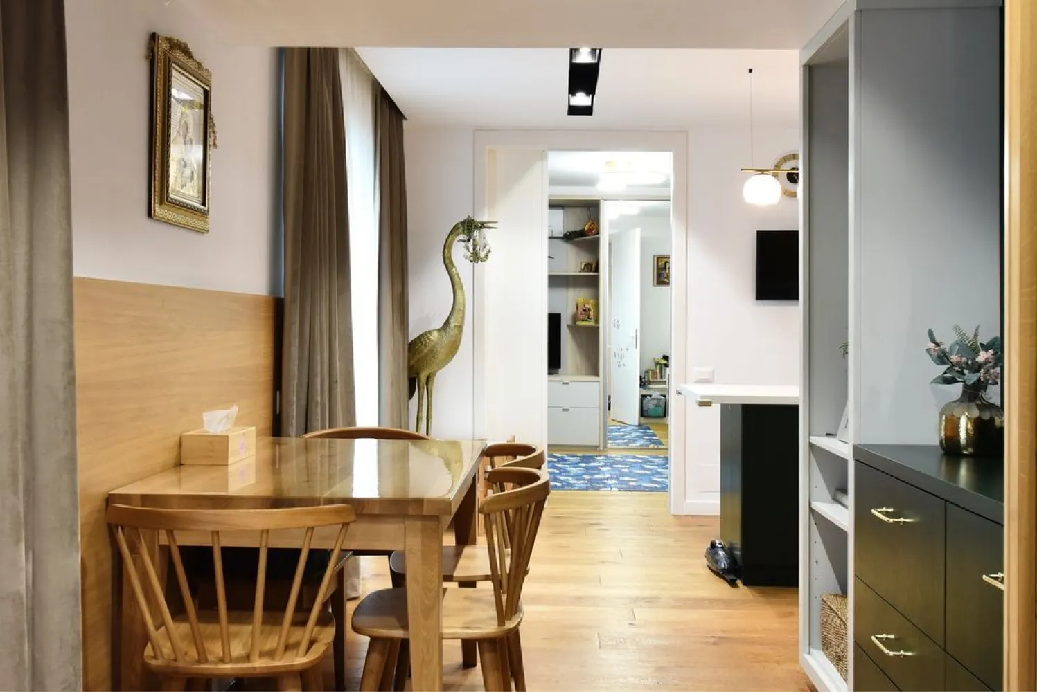 Apartament Duplex 5 camere Aviatiei - Cloud 9 Residence Lux - **Oportunitate rară în Aviației - Herastrău - Pipera: Proprietate perfectă pentru familii cu copii**

Descoperiți acest imobil de lux, complet echipat și mobilat, ideal pentru o familie activă în inima Bucureștiului.

**Caracteristici principale:**
- **Tip imobil:** Duplex, format din 2 apartamente alipite, cu 5 camere
- **Suprafață construită:** 200 mp și curte de 30 mp în complexul Cloud 9 Residence
- **Finisaje de lux:** Design interior realizat de un specialist cu atentie la compartimentare si eficientizare unitati locative de lux
- **Mobilă și pardoseală:** Lemn masiv de cea mai înaltă calitate, parchet din lemn natural

**Locație privilegiată:**
- **Conectivitate excelentă:** Metrou Aviației la 8 minute pe jos, aproape de DRPCIV și Carrefour Market în incinta complexului
- **Recreere și utilități:** Parcul Herăstrău și Ponderas la scurtă distanță cu mașina
- **Accesibilitate:** Aeroportul Băneasa în 15 minute și Otopeni în 20 minute cu mașina

**Dotări și facilități:**
- **Spații generoase:** 4 dormitoare, dressing separat, living cu înălțime de 6 m
- **Bucătărie complet mobilată și utilată:** Equipată pentru confortul maxim al familiei
- **Confort modern:** Sistem smart home pentru controlul eficient al temperaturii și încărcare auto electrică

**Alte detalii:**
- **Parcare:** Locuri disponibile contra cost, în apropierea liftului de la etajul -1 si cu statie de incarcare electrica. 
- **Preț:** 699.000 EURO + TVA

Acest imobil unic reprezintă o oportunitate de neegalat pentru cei care apreciază confortul și luxul într-o locație centrală din București.