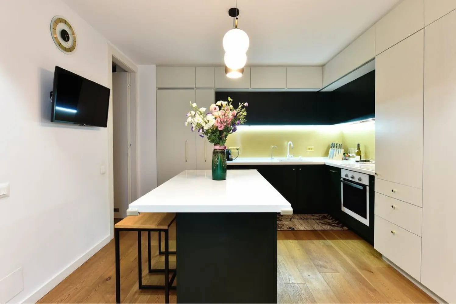 Apartament Duplex 5 camere Aviatiei - Cloud 9 Residence Lux - **Oportunitate rară în Aviației - Herastrău - Pipera: Proprietate perfectă pentru familii cu copii**

Descoperiți acest imobil de lux, complet echipat și mobilat, ideal pentru o familie activă în inima Bucureștiului.

**Caracteristici principale:**
- **Tip imobil:** Duplex, format din 2 apartamente alipite, cu 5 camere
- **Suprafață construită:** 200 mp și curte de 30 mp în complexul Cloud 9 Residence
- **Finisaje de lux:** Design interior realizat de un specialist cu atentie la compartimentare si eficientizare unitati locative de lux
- **Mobilă și pardoseală:** Lemn masiv de cea mai înaltă calitate, parchet din lemn natural

**Locație privilegiată:**
- **Conectivitate excelentă:** Metrou Aviației la 8 minute pe jos, aproape de DRPCIV și Carrefour Market în incinta complexului
- **Recreere și utilități:** Parcul Herăstrău și Ponderas la scurtă distanță cu mașina
- **Accesibilitate:** Aeroportul Băneasa în 15 minute și Otopeni în 20 minute cu mașina

**Dotări și facilități:**
- **Spații generoase:** 4 dormitoare, dressing separat, living cu înălțime de 6 m
- **Bucătărie complet mobilată și utilată:** Equipată pentru confortul maxim al familiei
- **Confort modern:** Sistem smart home pentru controlul eficient al temperaturii și încărcare auto electrică

**Alte detalii:**
- **Parcare:** Locuri disponibile contra cost, în apropierea liftului de la etajul -1 si cu statie de incarcare electrica. 
- **Preț:** 699.000 EURO + TVA

Acest imobil unic reprezintă o oportunitate de neegalat pentru cei care apreciază confortul și luxul într-o locație centrală din București.