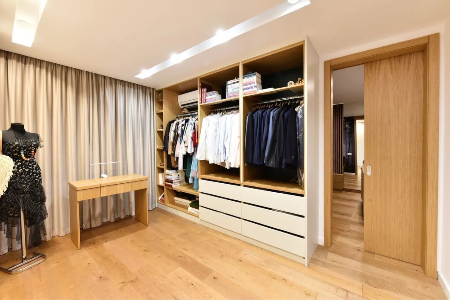 Apartament Duplex 5 camere Aviatiei - Cloud 9 Residence Lux - **Oportunitate rară în Aviației - Herastrău - Pipera: Proprietate perfectă pentru familii cu copii**

Descoperiți acest imobil de lux, complet echipat și mobilat, ideal pentru o familie activă în inima Bucureștiului.

**Caracteristici principale:**
- **Tip imobil:** Duplex, format din 2 apartamente alipite, cu 5 camere
- **Suprafață construită:** 200 mp și curte de 30 mp în complexul Cloud 9 Residence
- **Finisaje de lux:** Design interior realizat de un specialist cu atentie la compartimentare si eficientizare unitati locative de lux
- **Mobilă și pardoseală:** Lemn masiv de cea mai înaltă calitate, parchet din lemn natural

**Locație privilegiată:**
- **Conectivitate excelentă:** Metrou Aviației la 8 minute pe jos, aproape de DRPCIV și Carrefour Market în incinta complexului
- **Recreere și utilități:** Parcul Herăstrău și Ponderas la scurtă distanță cu mașina
- **Accesibilitate:** Aeroportul Băneasa în 15 minute și Otopeni în 20 minute cu mașina

**Dotări și facilități:**
- **Spații generoase:** 4 dormitoare, dressing separat, living cu înălțime de 6 m
- **Bucătărie complet mobilată și utilată:** Equipată pentru confortul maxim al familiei
- **Confort modern:** Sistem smart home pentru controlul eficient al temperaturii și încărcare auto electrică

**Alte detalii:**
- **Parcare:** Locuri disponibile contra cost, în apropierea liftului de la etajul -1 si cu statie de incarcare electrica. 
- **Preț:** 699.000 EURO + TVA

Acest imobil unic reprezintă o oportunitate de neegalat pentru cei care apreciază confortul și luxul într-o locație centrală din București.