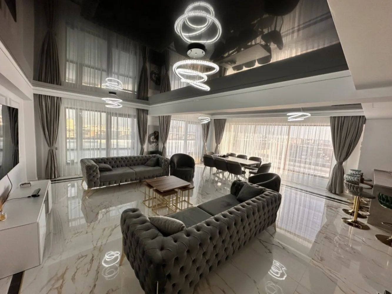 Penthouse exclusivist, 650 mp, Unirii-Alba Iulia-Mall Vitan CRYPTO Accept - Descoperiti Eleganta Suprema in Inima Bucurestiului!

Va invitam sa va indragostiti de rafinamentul si luxul definitiv in acest penthouse extraordinar, situat intr-o locatie unica in zona Unirii-Alba Iulia-Mall Vitan. Cu o suprafata generoasa mde 210 metri patrati utili, acesta reprezinta o bijuterie imobiliara care imbina opulenta cu eleganta intr-un mod desavarsit gandita si creata de un designer italian (Michele Drill).

Caracteristicile deosebite includ nu doar dimensiunile impresionante, ci si terasele sale magice, totalizand 450 metri patrati, oferind privelisti panoramice ale intregului Bucuresti. Admirati Palatul Parlamentului, Catedrala Mantuirii Neamului, Mall Vitan si Zona Unirii si Mihai Bravu in toata splendoarea lor.

Aceasta locuinta exceptionala este complet mobilata si utilata, gata pentru a va primi imediat, doar cu hainele. De la masina de spalat rufe si vase, fier de calcat, frigider, aparat de cafea, fierbator, pana la TV cu ambilight, pat cu masaj si "0 gravity", leduri ambientale dinamice pe terasa, bucatarie de vara si mobilier Chesterfield - fiecare detaliu a fost ales cu grija pentru a va oferi o experienta de viata fara cusur.

Cele trei dormitoare si baile elegante cu oglinzi bronz cu leduri completeaza aceasta oaza de confort si rafinament. Baile sunt dotate cu sanitare Grohe, Villeroy & Boch. 
Bucataria spatioasa open space si insula, cu cele mai noi echipamente (gratar pe gaz cu 3 zone de gatire, plita inductie, cuptor microunde, cuptor normal electric incorporabile, aparat cafea Nespresso, prajitor paine 2x2, fierbator) devine centru de creatie culinara, iar livingul cu design sofisticat si vedere panoramica va asteapta pentru momente relaxante alaturi de cei dragi.

Acest penthouse de exceptie este pregatit sa devina locuinta in care visele prind viata. Descoperiti fiecare secret al acestei proprietati unice si transformati-o in caminul dvs. exclusivist. Acceptam plata cu criptomonede, aducand un element modern si inovator in aceasta experienta de cumparare. Pentru mai multe informatii sau pentru a programa o vizionare, va stam la dispozitie.

Accept plata in Crypto.