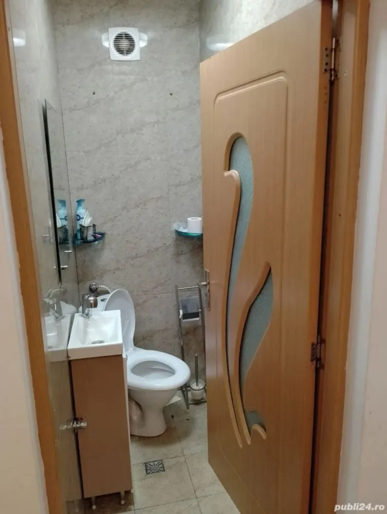 vand casa - Se vinde un parter intreg in vila. 6 camere 85mp toate utilitatile,centrala proprie curte la comun cu vecini super,plus jumatate din curte trecuta in acte,toate actele valabile pt perfectarea actelor chiar si pe loc,vanzare cumparare imediat. Casa se afla la budapesta-tineretului cateva minute de piata unirii.
Casa este perfect legala si se vinde cu mult sub pretul pietei din nevoie de bani deci mentionez ca este o super oferta!
Luati in calcul ca aveti un parter intreg propietate unde puteti dezvola orice fel de afacere cabinete etc
Astept oferte poate eventuale schimburi plus diferenta de bani. Casa are pret de 220 de mi de euro negociabil! Urgent
Podul este pe aceias suprafata 85mp insa la comun iar curtea are 123mp
