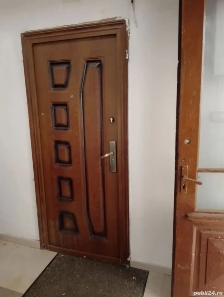 vand casa - Se vinde un parter intreg in vila. 6 camere 85mp toate utilitatile,centrala proprie curte la comun cu vecini super,plus jumatate din curte trecuta in acte,toate actele valabile pt perfectarea actelor chiar si pe loc,vanzare cumparare imediat. Casa se afla la budapesta-tineretului cateva minute de piata unirii.
Casa este perfect legala si se vinde cu mult sub pretul pietei din nevoie de bani deci mentionez ca este o super oferta!
Luati in calcul ca aveti un parter intreg propietate unde puteti dezvola orice fel de afacere cabinete etc
Astept oferte poate eventuale schimburi plus diferenta de bani. Casa are pret de 220 de mi de euro negociabil! Urgent
Podul este pe aceias suprafata 85mp insa la comun iar curtea are 123mp