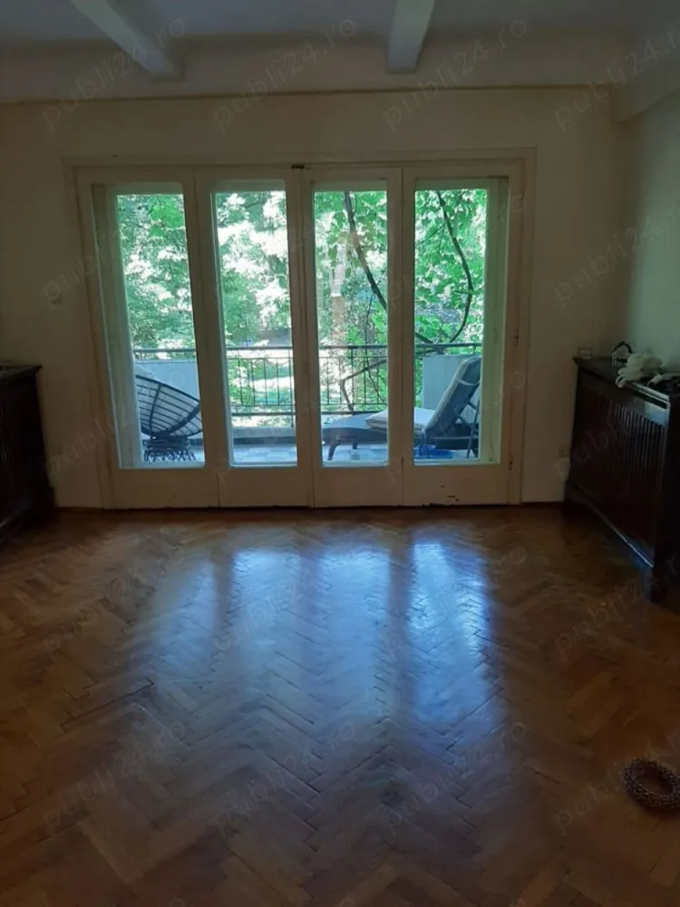 Vând apartament 185mp la Cișmigiu - Proprietar! Vând apartament 6 camere la Cișmigiu 185 mp compus din 6 camere, bucătărie, 3 grupuri sanitare, 2 balcoane și o terasa plus alte dependințe, apartamentul se afla la etajul 1 al unui bloc de 8 etaje monument istoric și cu risc seismic 1, blocul a fost construit între 1935-1939, dispune de lift este din cărămidă cu stâlpi din beton, se afla la întrare în Cișmigiu adresa find Intrarea Victor Eftimiu nr 9 prețul este de 350000 euro negociabil. !!! Fără intermediari !!!
Mulțumesc pt înțelegere.
