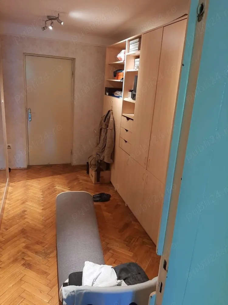Vând apartament 185mp la Cișmigiu - Proprietar! Vând apartament 6 camere la Cișmigiu 185 mp compus din 6 camere, bucătărie, 3 grupuri sanitare, 2 balcoane și o terasa plus alte dependințe, apartamentul se afla la etajul 1 al unui bloc de 8 etaje monument istoric și cu risc seismic 1, blocul a fost construit între 1935-1939, dispune de lift este din cărămidă cu stâlpi din beton, se afla la întrare în Cișmigiu adresa find Intrarea Victor Eftimiu nr 9 prețul este de 350000 euro negociabil. !!! Fără intermediari !!!
Mulțumesc pt înțelegere.