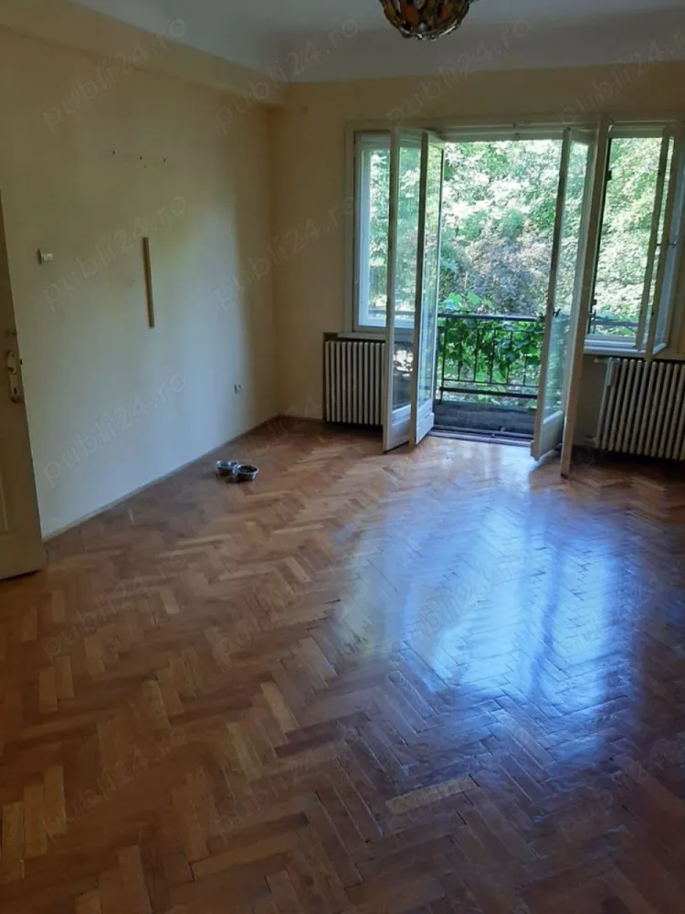 Vând apartament 185mp la Cișmigiu - Proprietar! Vând apartament 6 camere la Cișmigiu 185 mp compus din 6 camere, bucătărie, 3 grupuri sanitare, 2 balcoane și o terasa plus alte dependințe, apartamentul se afla la etajul 1 al unui bloc de 8 etaje monument istoric și cu risc seismic 1, blocul a fost construit între 1935-1939, dispune de lift este din cărămidă cu stâlpi din beton, se afla la întrare în Cișmigiu adresa find Intrarea Victor Eftimiu nr 9 prețul este de 350000 euro negociabil. !!! Fără intermediari !!!
Mulțumesc pt înțelegere.