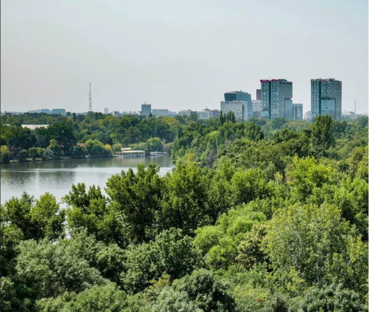 PENTHOUSE DE LUX CU VEDERE LA PARCUL HERASTRAU - Descoperă unităţile rezidenţiale finalizate din apropierea parcului Herastrau, cu cele mai spectaculoase privelişti ce pot fi savurate de la balcoanele unora dintre cele mai bine amplasate apartamente si penthouse-uri din Bucuresti. 

Penthouse-ul face parte dintr-un ansamblul rezidential situat pe sos. Nordului, intr-o zona linistita la câţiva paşi distanţă faţă de Parcul Herăstrău, cel mai mare parc din zona de nord a Bucureştiului. 
Acest complex de apartamente, beneficiaza de un design deosebit, finisajele fiind de înaltă calitate, de un design sofisticat, spaţii verzi şi vederi panoramice.
Penthouse-urile au priveliste spre parcul Herastrau, complet finisate si pregatite pentru a fi locuite.

Materiale durabile;
Eficienţă energetică;
Sisteme de instalare cu poluare scăzută;
Calitate excelentă a mediului interior.

Caracteristici imobil:
Structura imobilui este din beton armat.
Cladirea este izolata termic cu polistiren de 10cm.
Compartimentarile sunt realizate din caramida BCA, placate cu gips carton si finisate cu vopsea lavabila de culoare alba.
Baile sunt placate cu gresie si faianta.
Tamplarie PVC negru cu geam tripan.
Glafuri din piatra naturala.
Fatada dinspre curtea interioara este acoperita cu decorativa de culoare bej.
Fatada publica este acoperita cu placaj compozit de culoare negru si alb cu intarsii de banda led.
Centrale termice pe gaz Viessmann, cu boier, individuale pentru fiecare apartament.
Instalatii sanitare si termice realizate cu conducte din PP-R Aquatherm si PEX-A Uponor.
Instalatii incalzire in pardoseala realizate cu sistem Uponor.
Instalatii climatizare inverter Starway, multisplit cu distributie prin grile ingropate.
Usi interioare culoare mahon.
Terase acoperite cu gresie antiderapanta flotanta.
Balcoane curte interioara placate cu gresie.
Usi metalice furniruite la intrarea in apartamente.
Pordoseli placate cu gresie imitatie lemn.
Balustrade din otel inox cu parapet din sticle securizata.
Garaj subteran finisat cu vopsea lavabila alba

Printre atracţiile acestui complex exclusivist situat pe Sos. Nordului se numără:
PARCUL HERASTRAU 0KM/0 MIN
SATUL FRACEZ 450M/ 2 MIN
STATIE METROU AUREL VLICU 2,4 KM/7 MIN
ARCUL DE TRIUMF 3,3 KM/10 MIN
AEROPORTUL BANEASA 3,4KM/10MIN
PIATA VICTORIEI 4,2 KM/13 MIN
MALL BANEASA 5KM/12 MIN
HOTEL RAMADA 800M/4 MIN
plus multe restaurante de elită pe drumul principal şi pe lac. Accesul rapid la şcolile internaţionale şi centrele de birouri comerciale din Pipera reprezintă, de asemenea, un atu. Saloane moderne de înfrumuseţare şi săli de fitness sunt disponibile în imediata apropiere. Distanţa până în centrul oraşului este una foarte scurtă, 5 minute faţă de Piaţa Charles de Gaulle, iar conexiunea cu Aeroportul Internaţional Henri Coandă este, de asemenea, rapidă şi uşoară.
Penthouse â€“ cu 5 camere, suprafata 550 mp â€“ 2.000.000 Euro + TVA
Apartamentele cu 4 camere: SUPRAFEŢE: 240 mp â€“ 247 mp.PREŢ: 800.000 â€“ 830.000 EURO + TVA Apartamentele cu vedere spre parcul Herastrau â€“ 830.000 Euro + TVA 
Apartamentele cu vedere spre zona Baneasa â€“ 800.000 Euro + TVA 

DIRECT DEZVOLTATOR, COMISION 0%