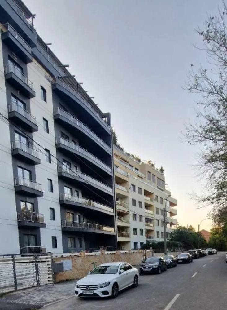 PENTHOUSE DE LUX CU VEDERE LA PARCUL HERASTRAU - Descoperă unităţile rezidenţiale finalizate din apropierea parcului Herastrau, cu cele mai spectaculoase privelişti ce pot fi savurate de la balcoanele unora dintre cele mai bine amplasate apartamente si penthouse-uri din Bucuresti. 

Penthouse-ul face parte dintr-un ansamblul rezidential situat pe sos. Nordului, intr-o zona linistita la câţiva paşi distanţă faţă de Parcul Herăstrău, cel mai mare parc din zona de nord a Bucureştiului. 
Acest complex de apartamente, beneficiaza de un design deosebit, finisajele fiind de înaltă calitate, de un design sofisticat, spaţii verzi şi vederi panoramice.
Penthouse-urile au priveliste spre parcul Herastrau, complet finisate si pregatite pentru a fi locuite.

Materiale durabile;
Eficienţă energetică;
Sisteme de instalare cu poluare scăzută;
Calitate excelentă a mediului interior.

Caracteristici imobil:
Structura imobilui este din beton armat.
Cladirea este izolata termic cu polistiren de 10cm.
Compartimentarile sunt realizate din caramida BCA, placate cu gips carton si finisate cu vopsea lavabila de culoare alba.
Baile sunt placate cu gresie si faianta.
Tamplarie PVC negru cu geam tripan.
Glafuri din piatra naturala.
Fatada dinspre curtea interioara este acoperita cu decorativa de culoare bej.
Fatada publica este acoperita cu placaj compozit de culoare negru si alb cu intarsii de banda led.
Centrale termice pe gaz Viessmann, cu boier, individuale pentru fiecare apartament.
Instalatii sanitare si termice realizate cu conducte din PP-R Aquatherm si PEX-A Uponor.
Instalatii incalzire in pardoseala realizate cu sistem Uponor.
Instalatii climatizare inverter Starway, multisplit cu distributie prin grile ingropate.
Usi interioare culoare mahon.
Terase acoperite cu gresie antiderapanta flotanta.
Balcoane curte interioara placate cu gresie.
Usi metalice furniruite la intrarea in apartamente.
Pordoseli placate cu gresie imitatie lemn.
Balustrade din otel inox cu parapet din sticle securizata.
Garaj subteran finisat cu vopsea lavabila alba

Printre atracţiile acestui complex exclusivist situat pe Sos. Nordului se numără:
PARCUL HERASTRAU 0KM/0 MIN
SATUL FRACEZ 450M/ 2 MIN
STATIE METROU AUREL VLICU 2,4 KM/7 MIN
ARCUL DE TRIUMF 3,3 KM/10 MIN
AEROPORTUL BANEASA 3,4KM/10MIN
PIATA VICTORIEI 4,2 KM/13 MIN
MALL BANEASA 5KM/12 MIN
HOTEL RAMADA 800M/4 MIN
plus multe restaurante de elită pe drumul principal şi pe lac. Accesul rapid la şcolile internaţionale şi centrele de birouri comerciale din Pipera reprezintă, de asemenea, un atu. Saloane moderne de înfrumuseţare şi săli de fitness sunt disponibile în imediata apropiere. Distanţa până în centrul oraşului este una foarte scurtă, 5 minute faţă de Piaţa Charles de Gaulle, iar conexiunea cu Aeroportul Internaţional Henri Coandă este, de asemenea, rapidă şi uşoară.
Penthouse â€“ cu 5 camere, suprafata 550 mp â€“ 2.000.000 Euro + TVA
Apartamentele cu 4 camere: SUPRAFEŢE: 240 mp â€“ 247 mp.PREŢ: 800.000 â€“ 830.000 EURO + TVA Apartamentele cu vedere spre parcul Herastrau â€“ 830.000 Euro + TVA 
Apartamentele cu vedere spre zona Baneasa â€“ 800.000 Euro + TVA 

DIRECT DEZVOLTATOR, COMISION 0%