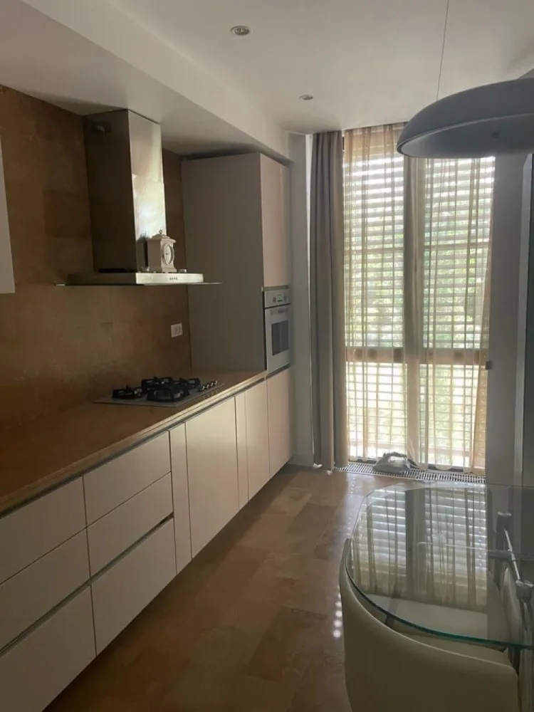 Apartament 3 camere, 109 mp, cartier Floreasca - Vând apartament 109mp utili și 120mp construiți in cartier Floresca. 
- 3 camere
- 3 bai
- Bucatarie mobilată si utilată 
- Garaj cu boxa
Pret: 
500.000€ - fara garaj
550.000€ - cu garaj
( ușor negociabil) fără agenții. Se vinde exact cum este in poze